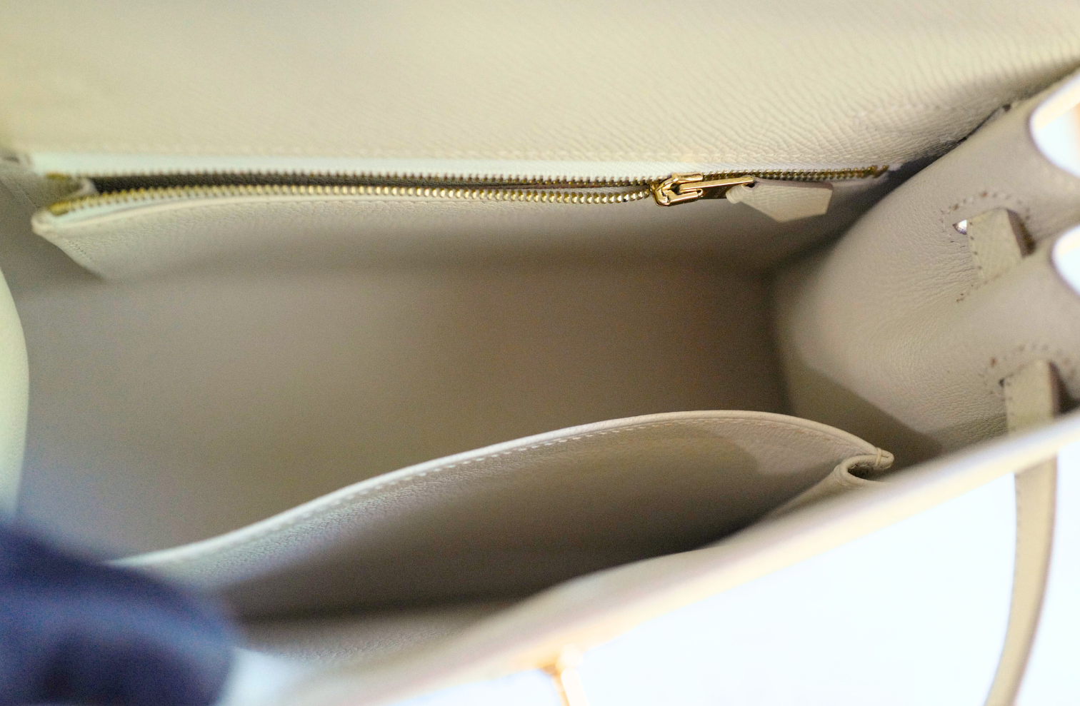 Hermès Kelly 25 Sellier Craie Epsom Leather with Gold Hardware Stamp U