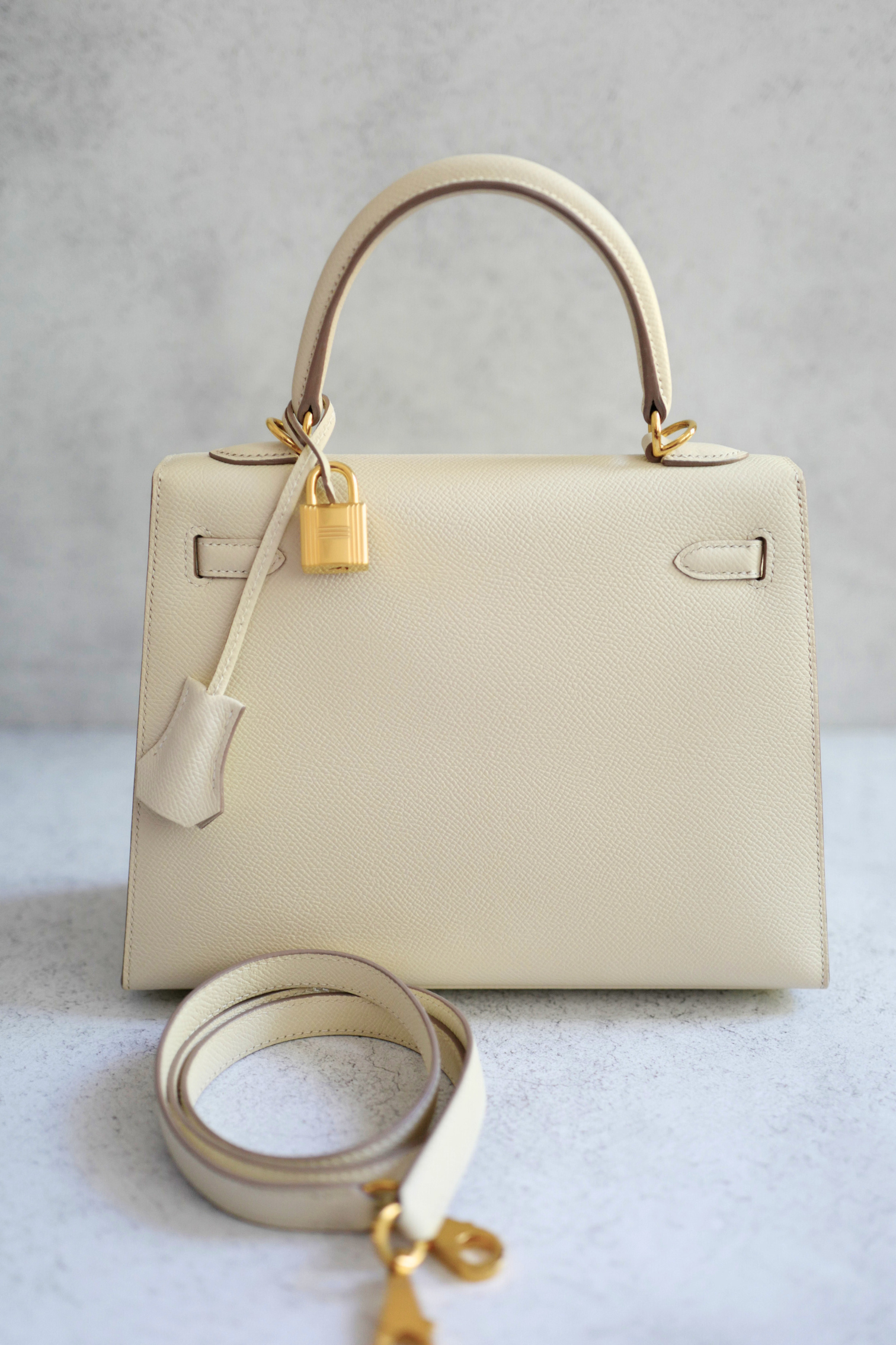 Hermès Kelly 25 Sellier Craie Epsom Leather with Gold Hardware Stamp U