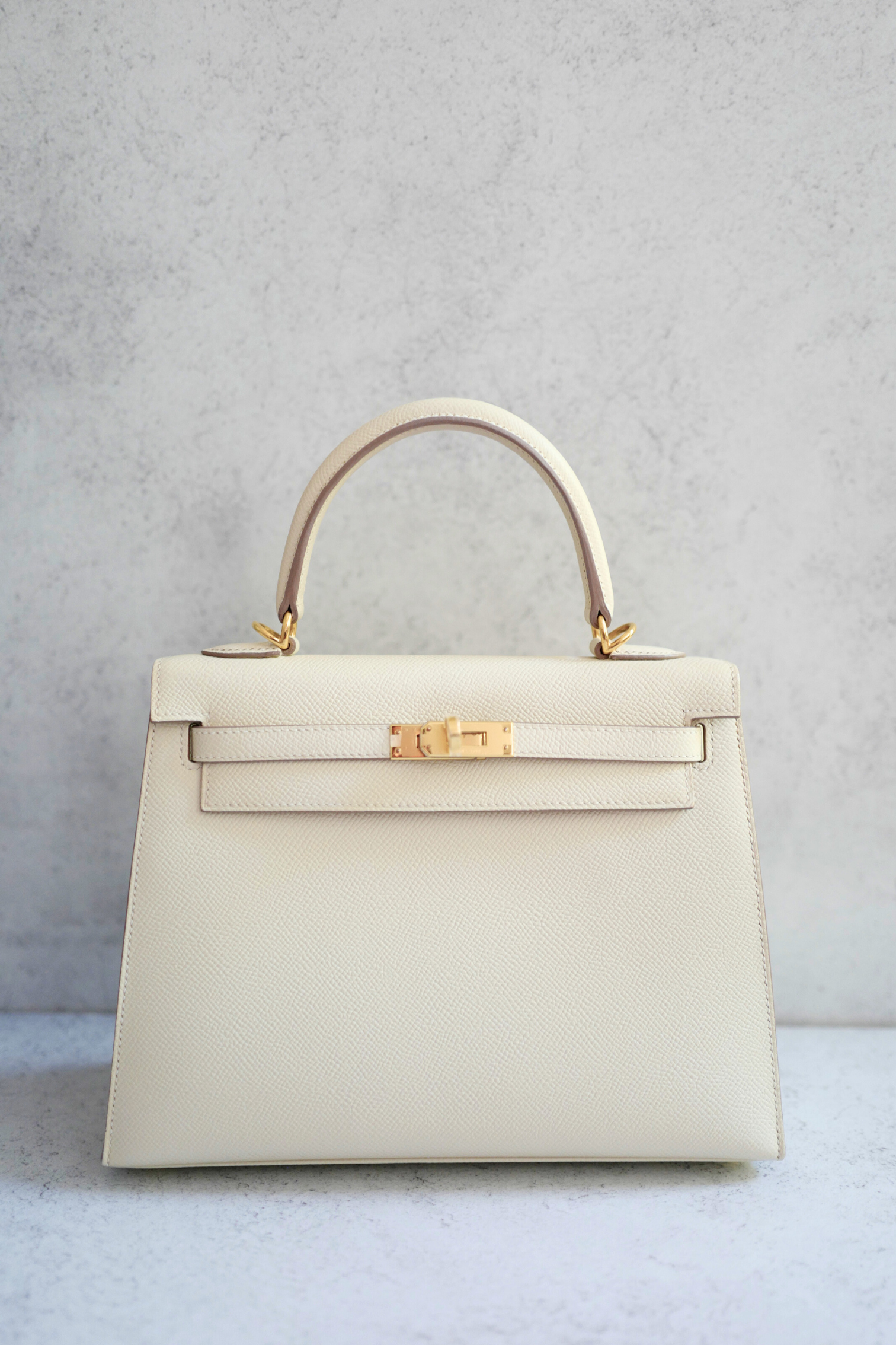 Hermès Kelly 25 Sellier Craie Epsom Leather with Gold Hardware Stamp U