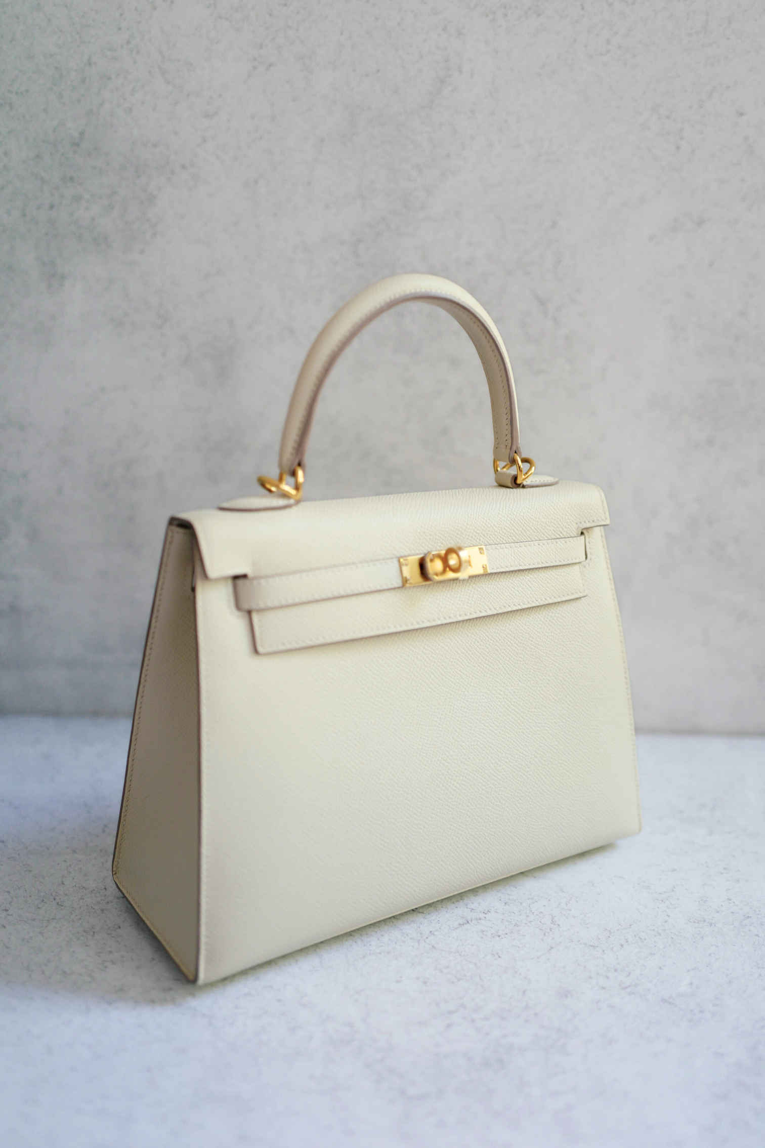 Hermès Kelly 25 Sellier Craie Epsom Leather with Gold Hardware Stamp U
