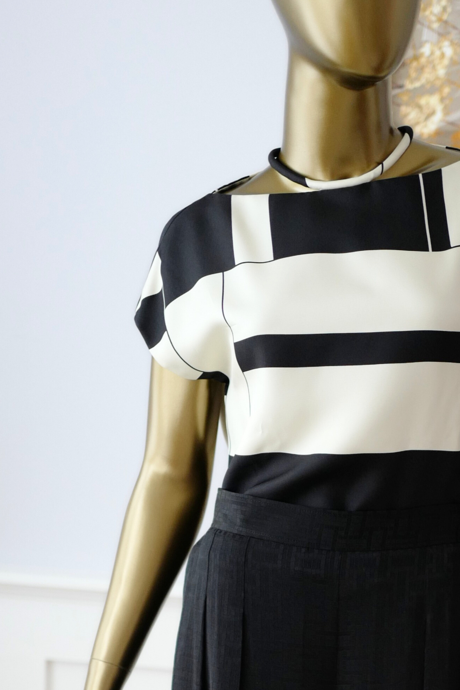 Hermes Top Colllier Beta 140 Sur Twill In Noir (black) Size 34