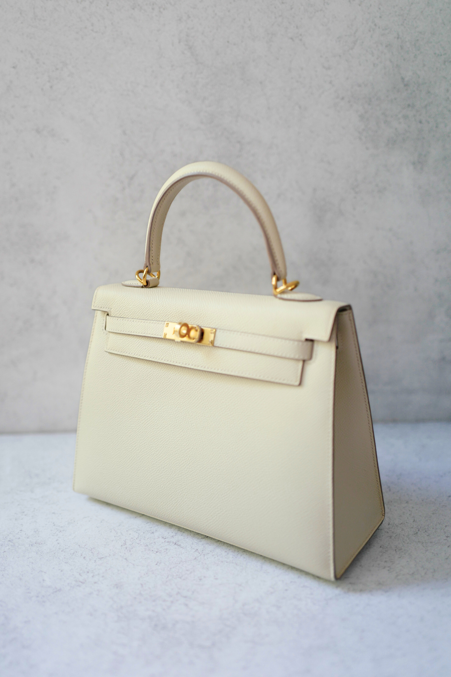 Hermès Kelly 25 Sellier Craie Epsom Leather with Gold Hardware Stamp U