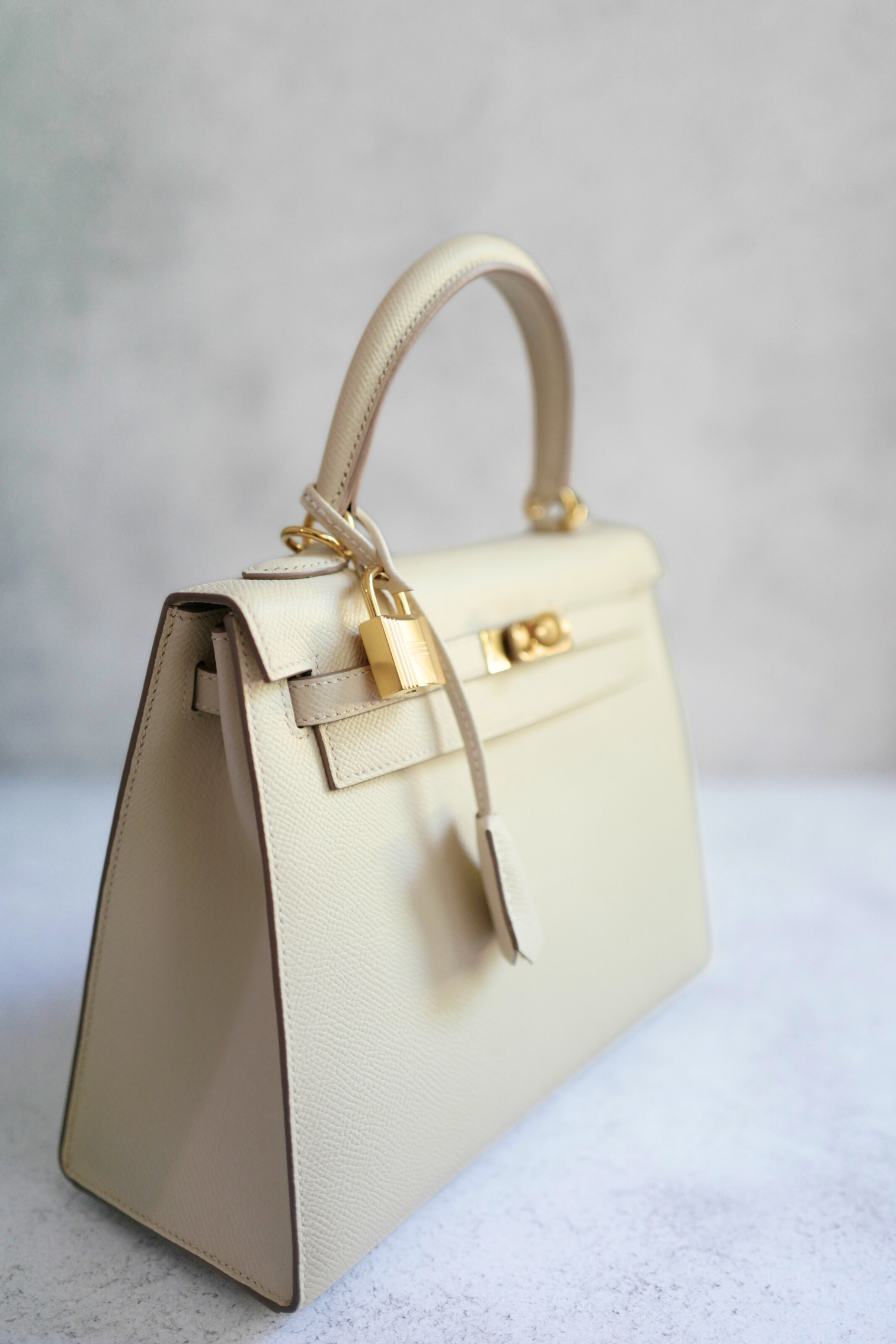 Hermès Kelly 25 Sellier Craie Epsom Leather with Gold Hardware Stamp U