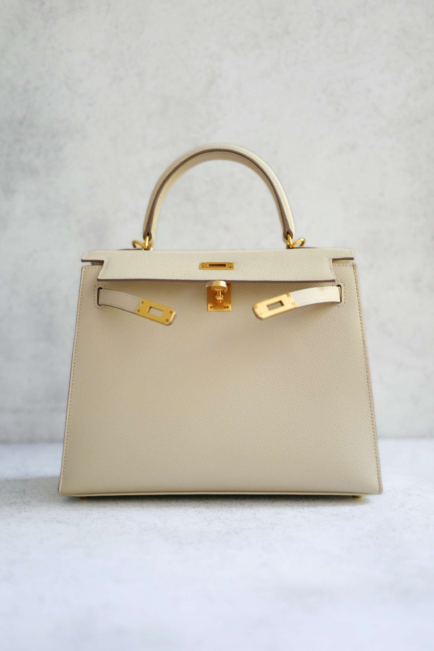 Hermès Kelly 25 Sellier Craie Epsom Leather with Gold Hardware Stamp U
