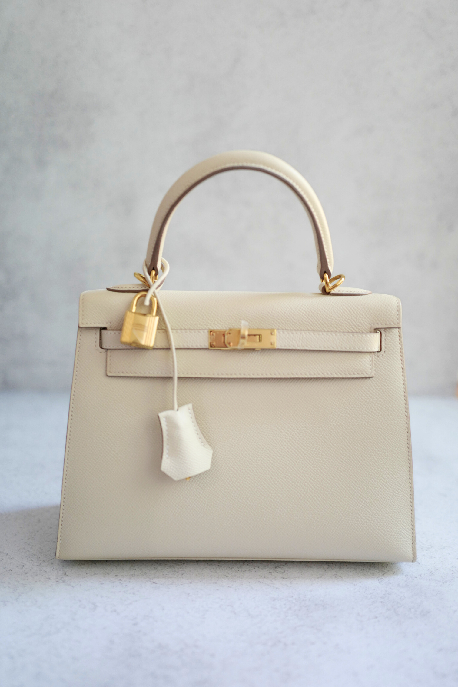 Hermès Kelly 25 Sellier Craie Epsom Leather with Gold Hardware Stamp U