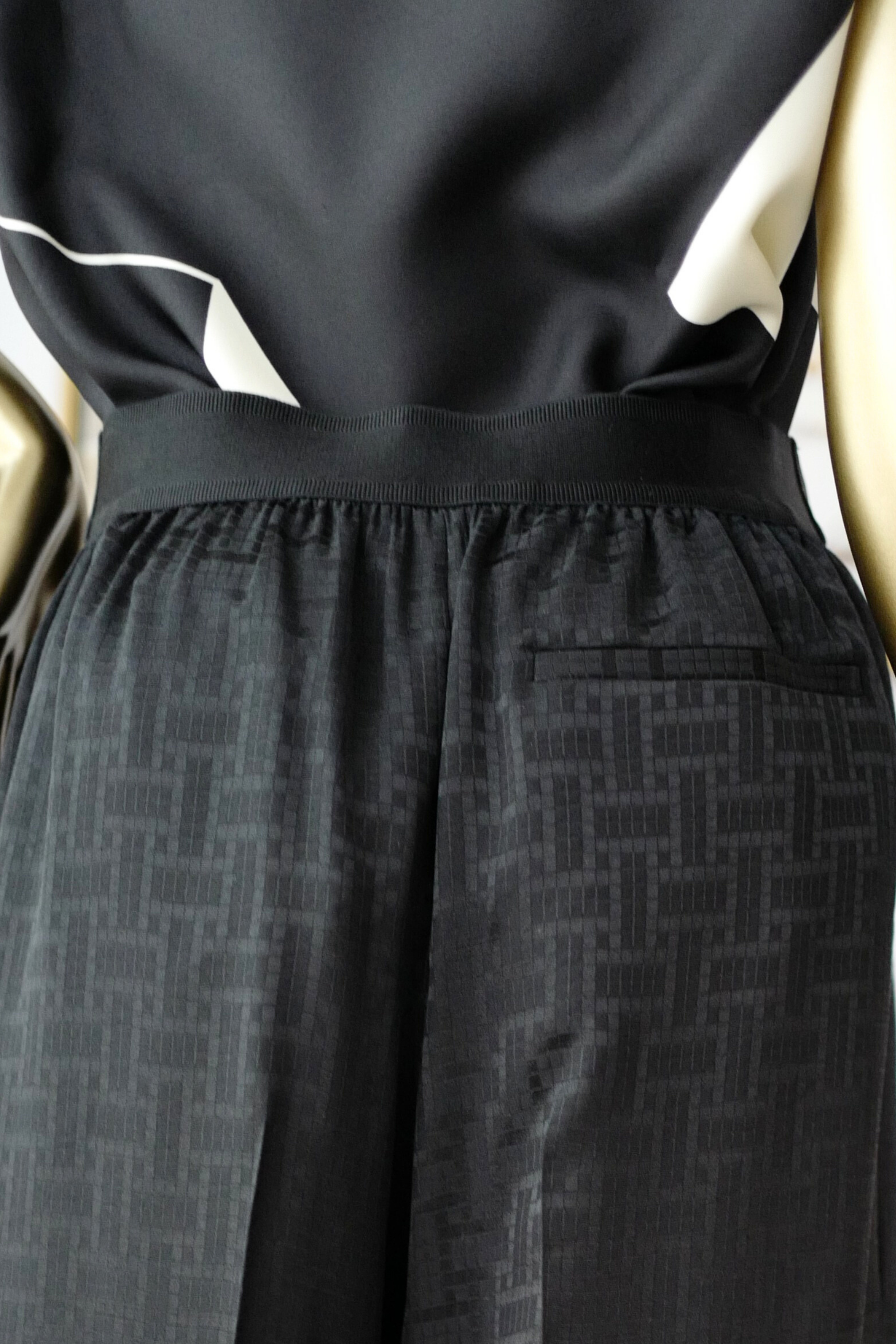 Hermes Top Colllier Beta 140 Sur Twill In Noir (black) Size 34