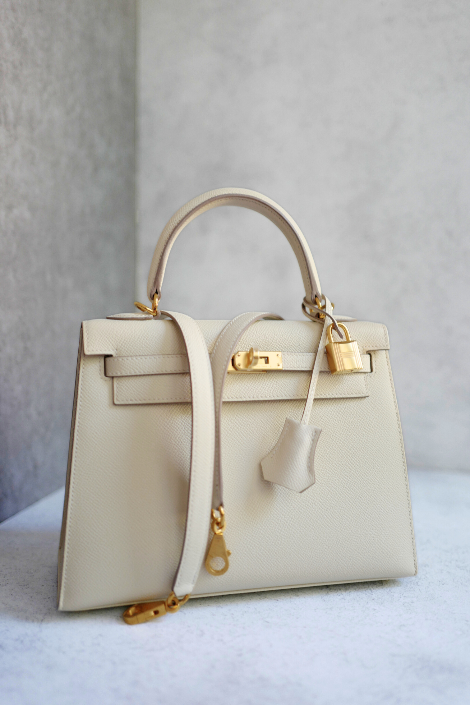 Hermès Kelly 25 Sellier Craie Epsom Leather with Gold Hardware Stamp U