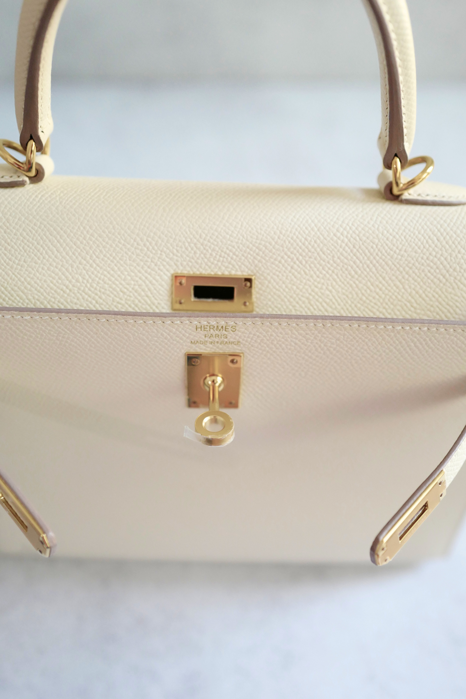Hermès Kelly 25 Sellier Craie Epsom Leather with Gold Hardware Stamp U
