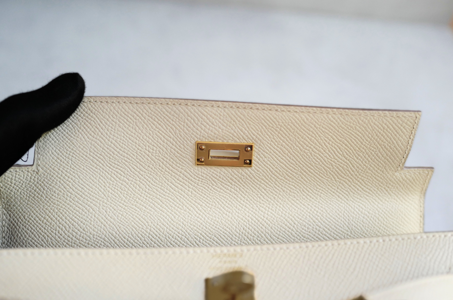Hermès Kelly 25 Sellier Craie Epsom Leather with Gold Hardware Stamp U