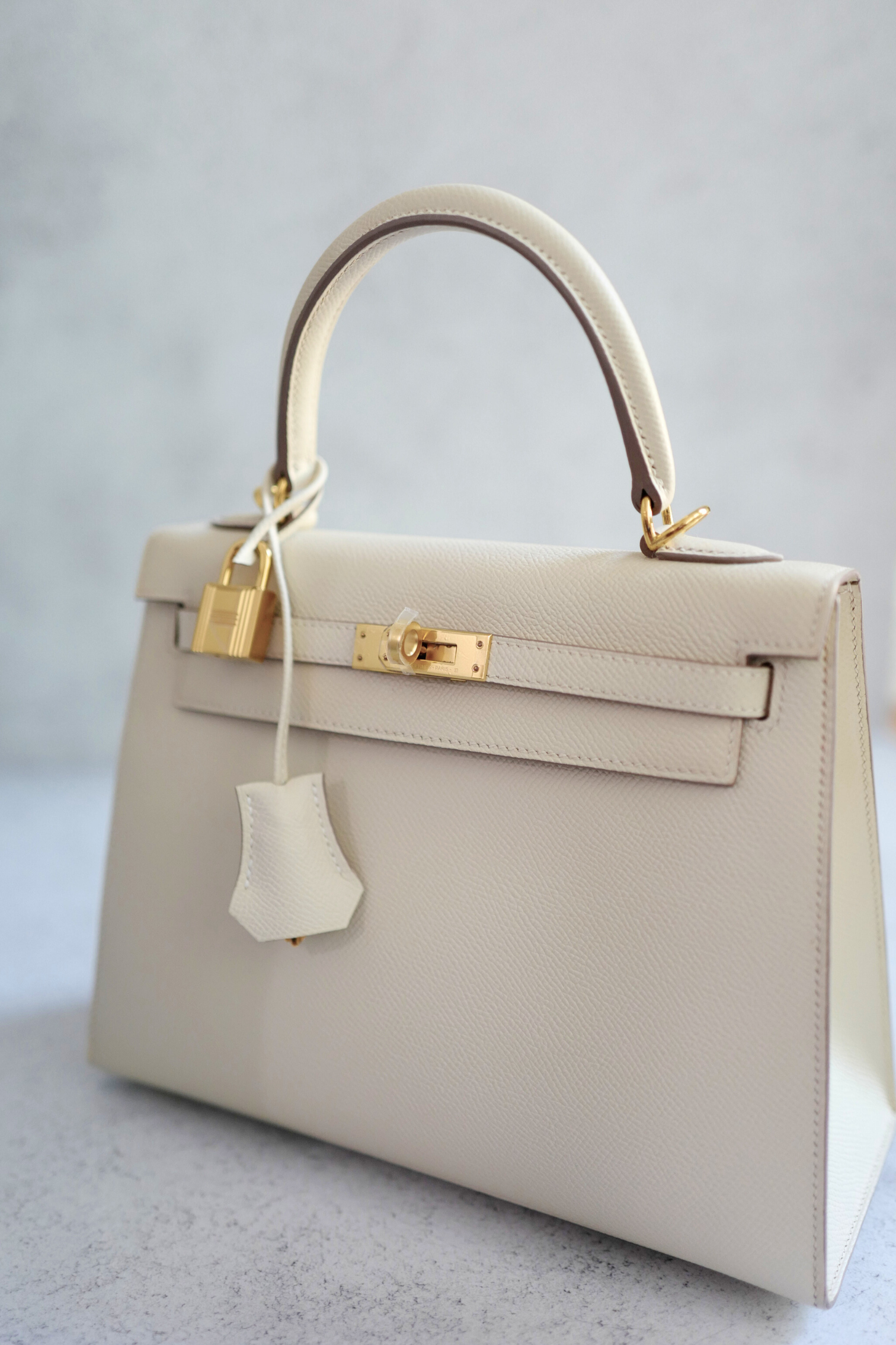 Hermès Kelly 25 Sellier Craie Epsom Leather with Gold Hardware Stamp U