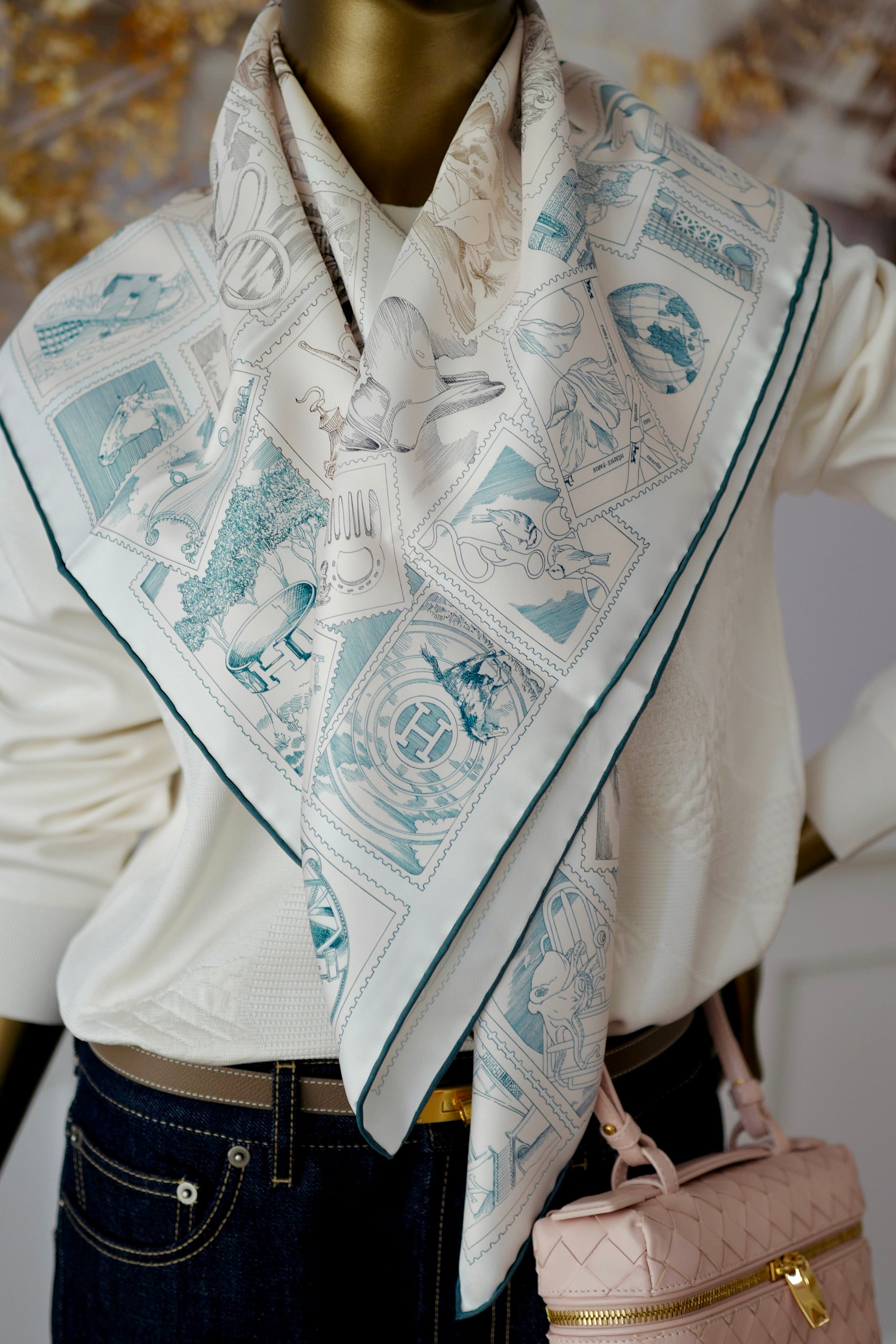NEW Hermes Le Philateliste du Faubourg silk scarf 90 rose pâle / gris / blanc