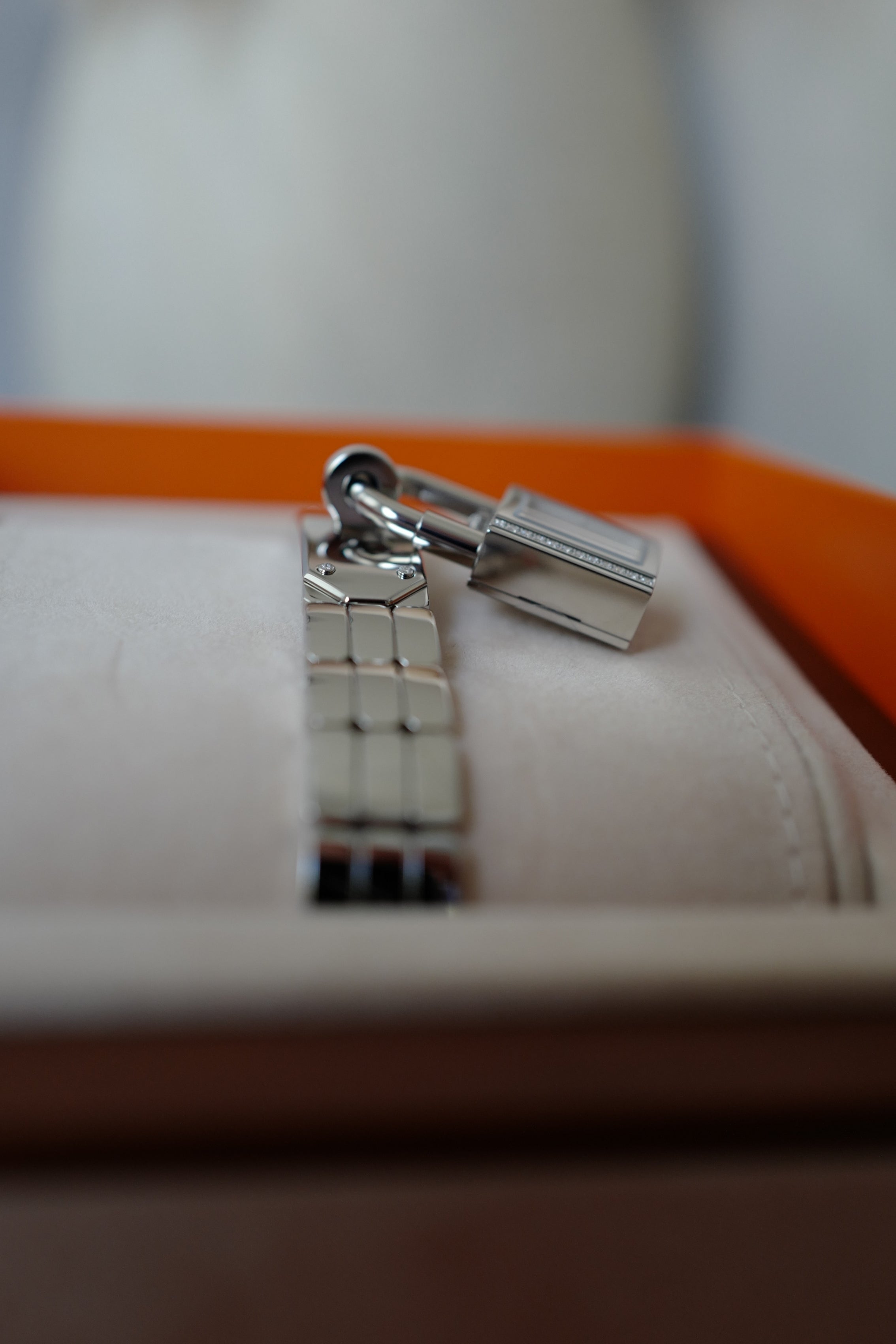 BNIB Hermès Mini Kelly Watch 16mm Sans Coloris with Diamonds
