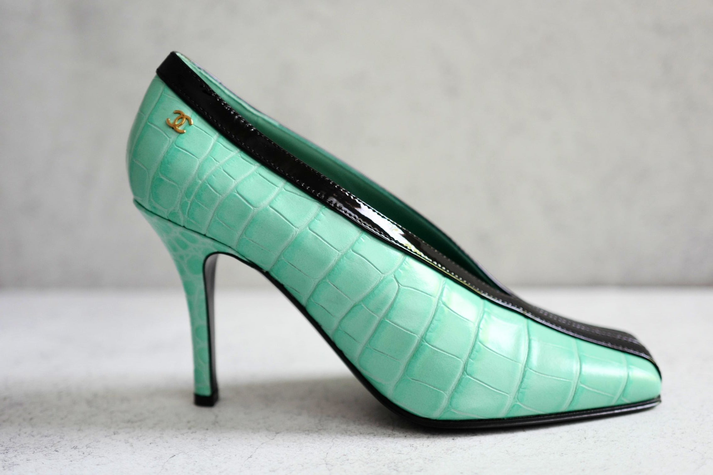 Chanel 26S Pumps Matthieu Blazy's Black/Green Crocodile Embossed Size 38