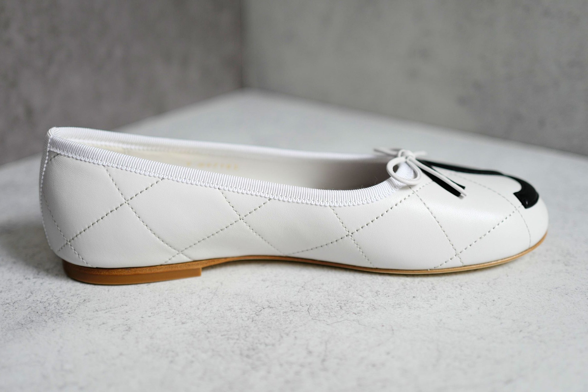Chanel 26M Coco Beach Ballet Flats White Black Lambskin Size 39