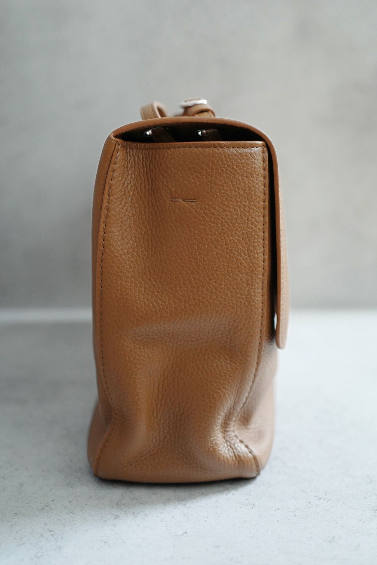 Chanel 26A Matthieu Blazy Maxi 38 Flapbag Camel Grained Calfskin Silver HW