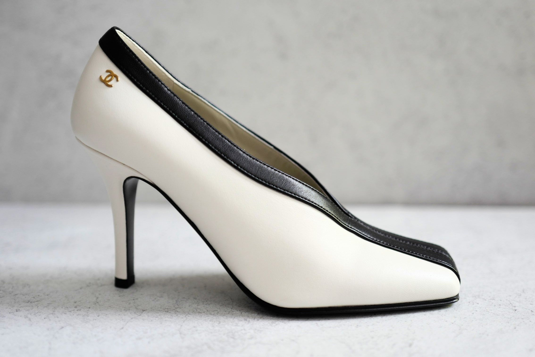 Chanel 26S Pumps Matthieu Blazy's White Lambskin Size 36.5c
