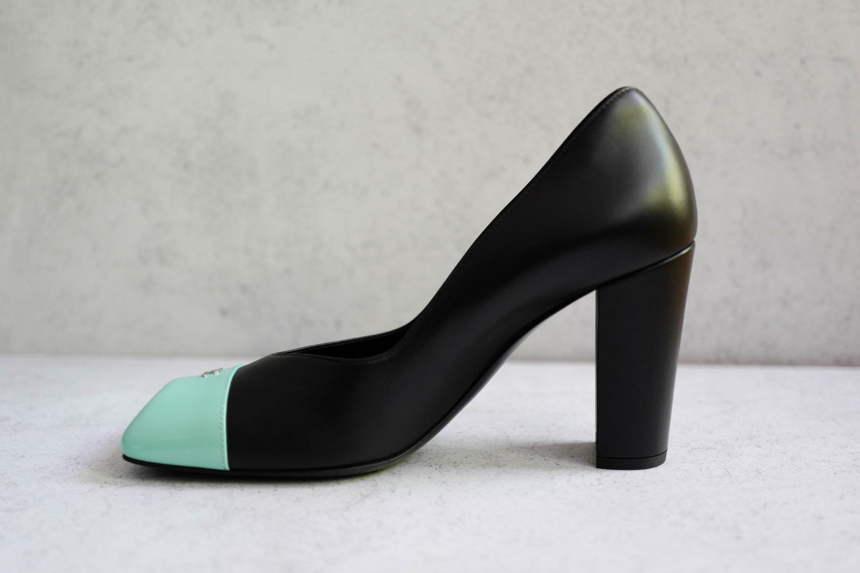 Chanel 26S Pumps Matthieu Blazy's Black/Green Lambskin Patent Calfskin Size 38c