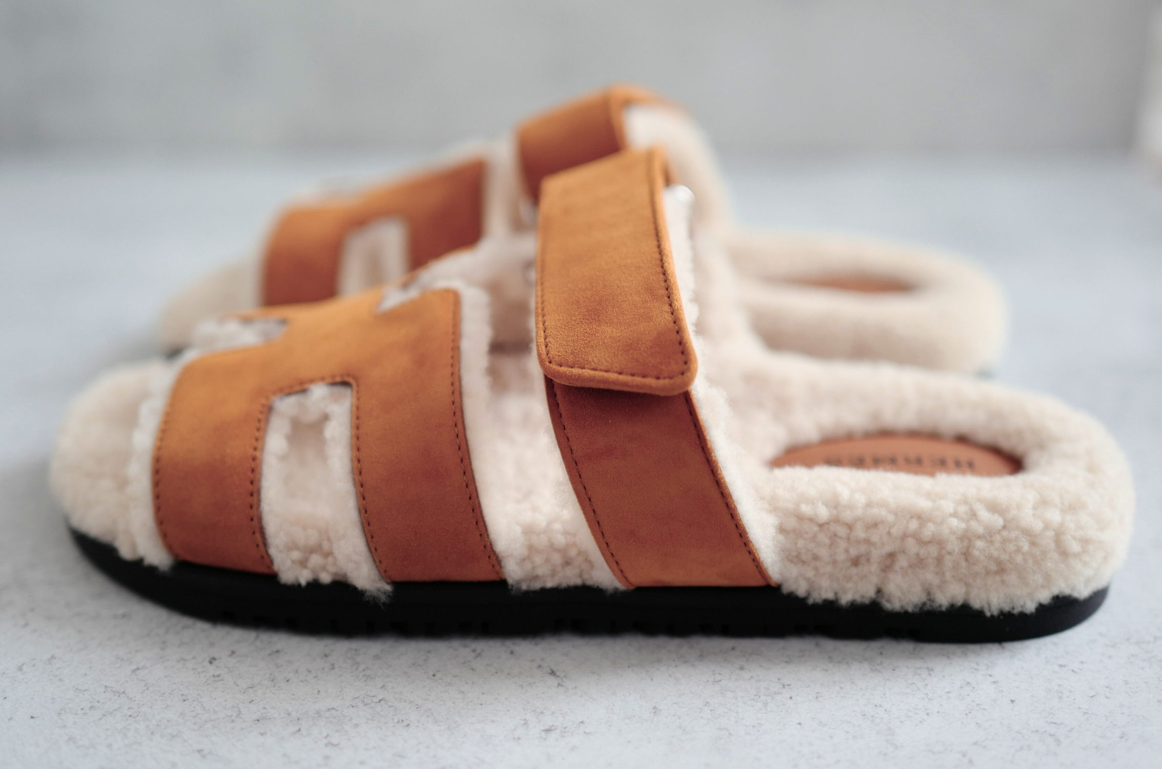 Hermès Chypre Sandal Naturel Écru Suede Shearling Women’s Size 38 – Adjustable Strap