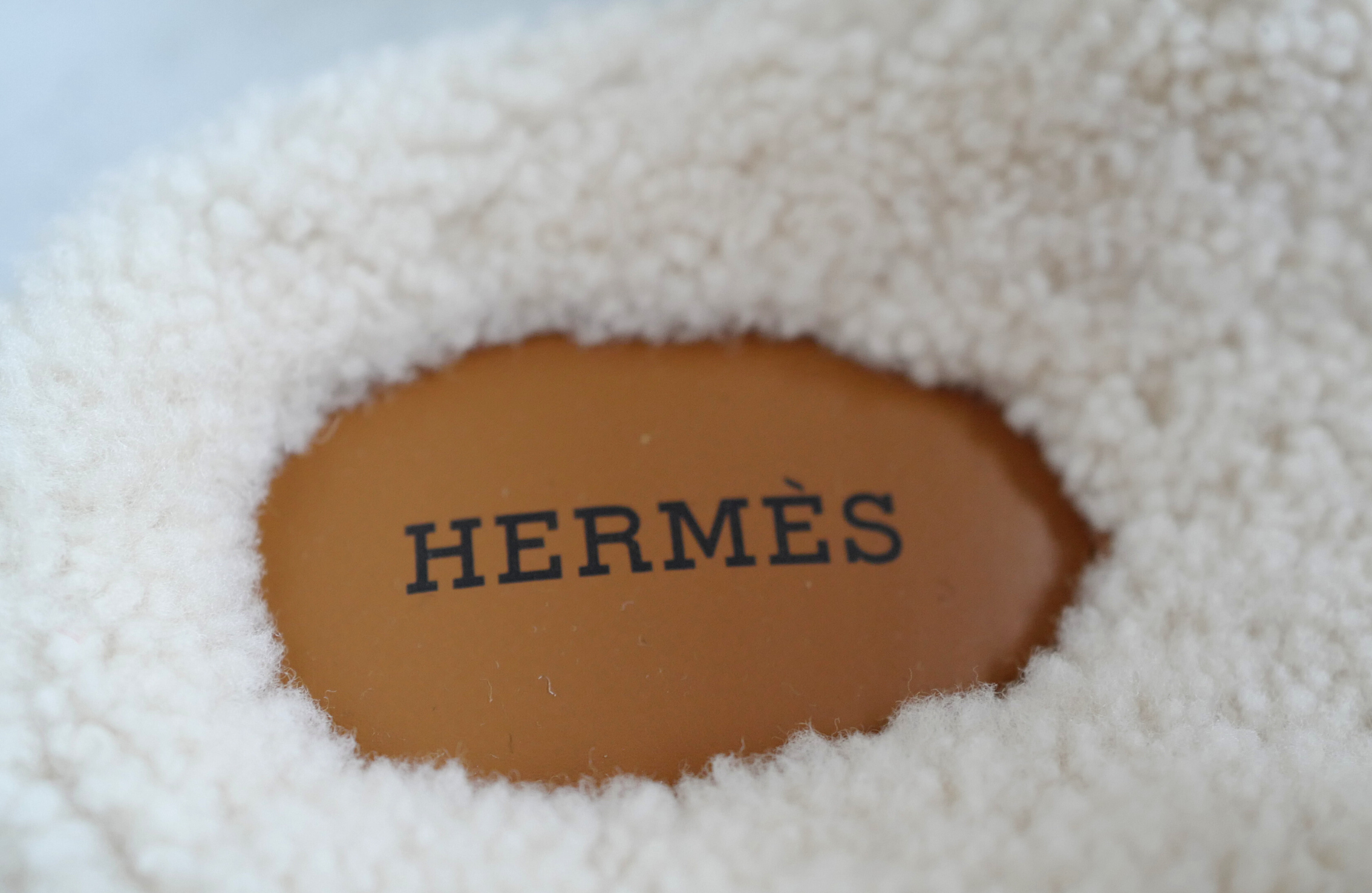 Hermès Chypre Sandal Naturel Écru Suede Shearling Women’s Size 38 – Adjustable Strap