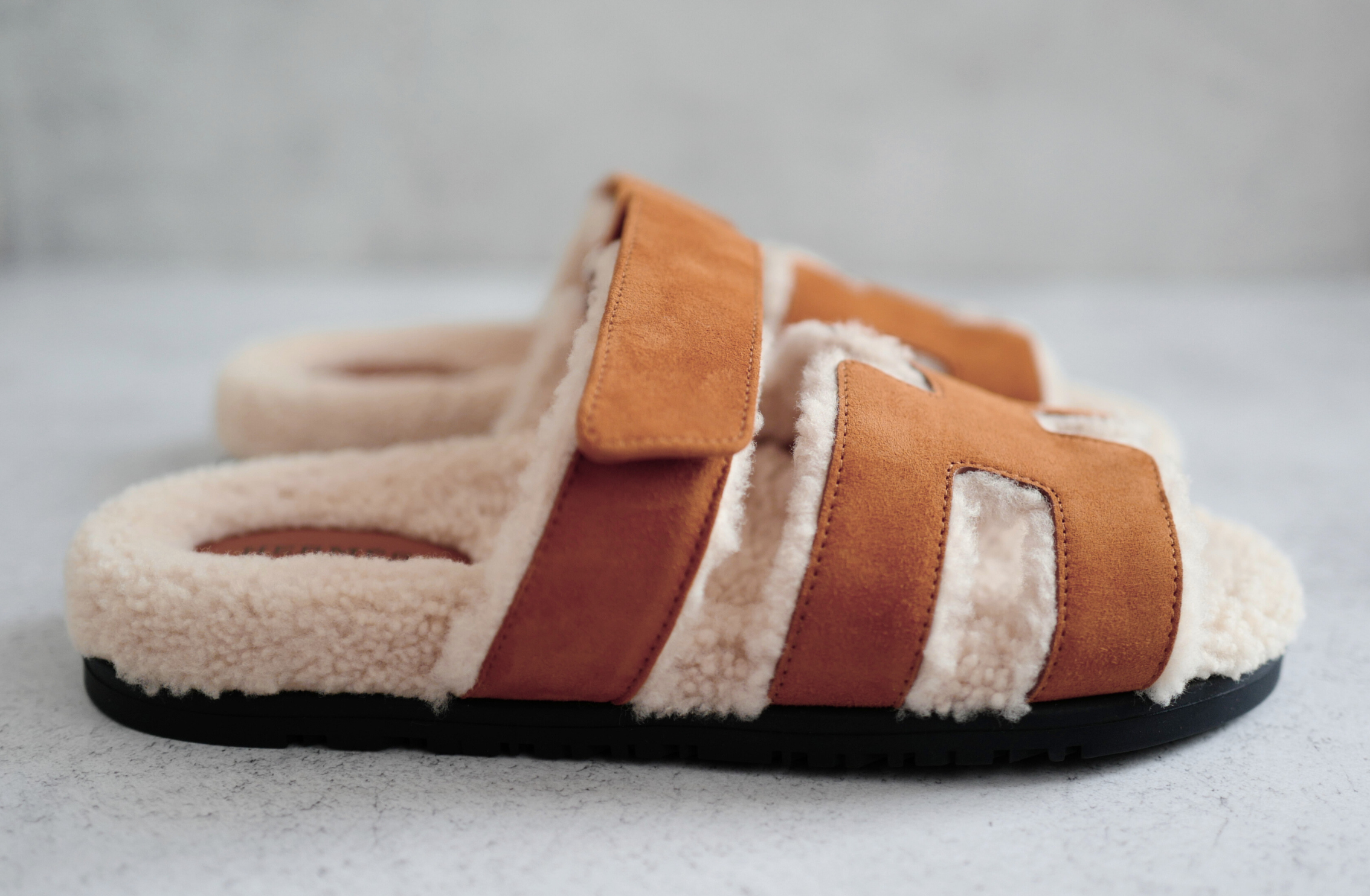 Hermès Chypre Sandal Naturel Écru Suede Shearling Women’s Size 38 – Adjustable Strap