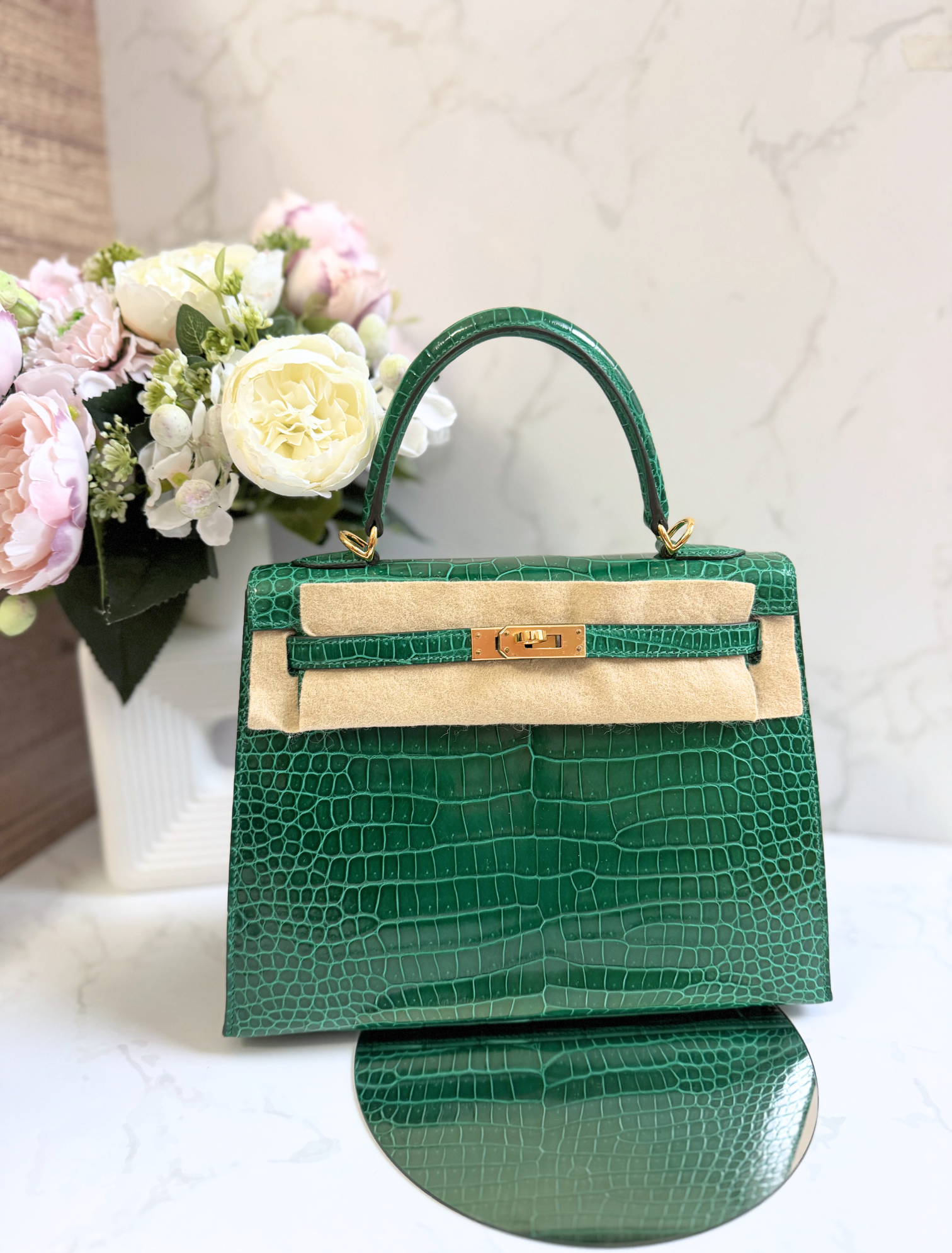 Hermes Kelly 25 Vert Emeraude Shiny Porosus Gold HW New Condition Complete Rec