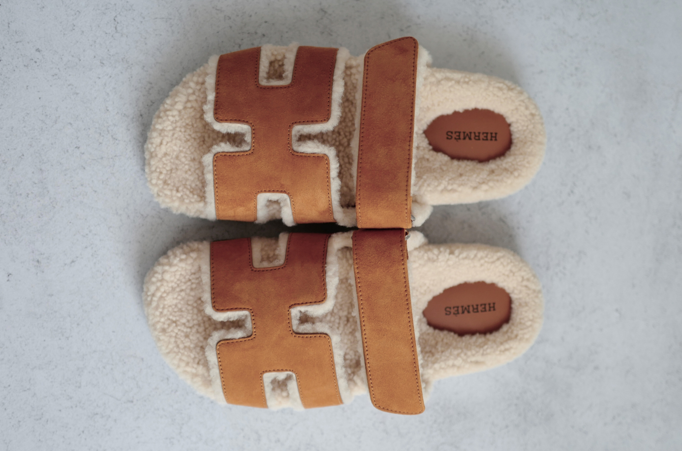 Hermès Chypre Sandal Naturel Écru Suede Shearling Women’s Size 38 – Adjustable Strap