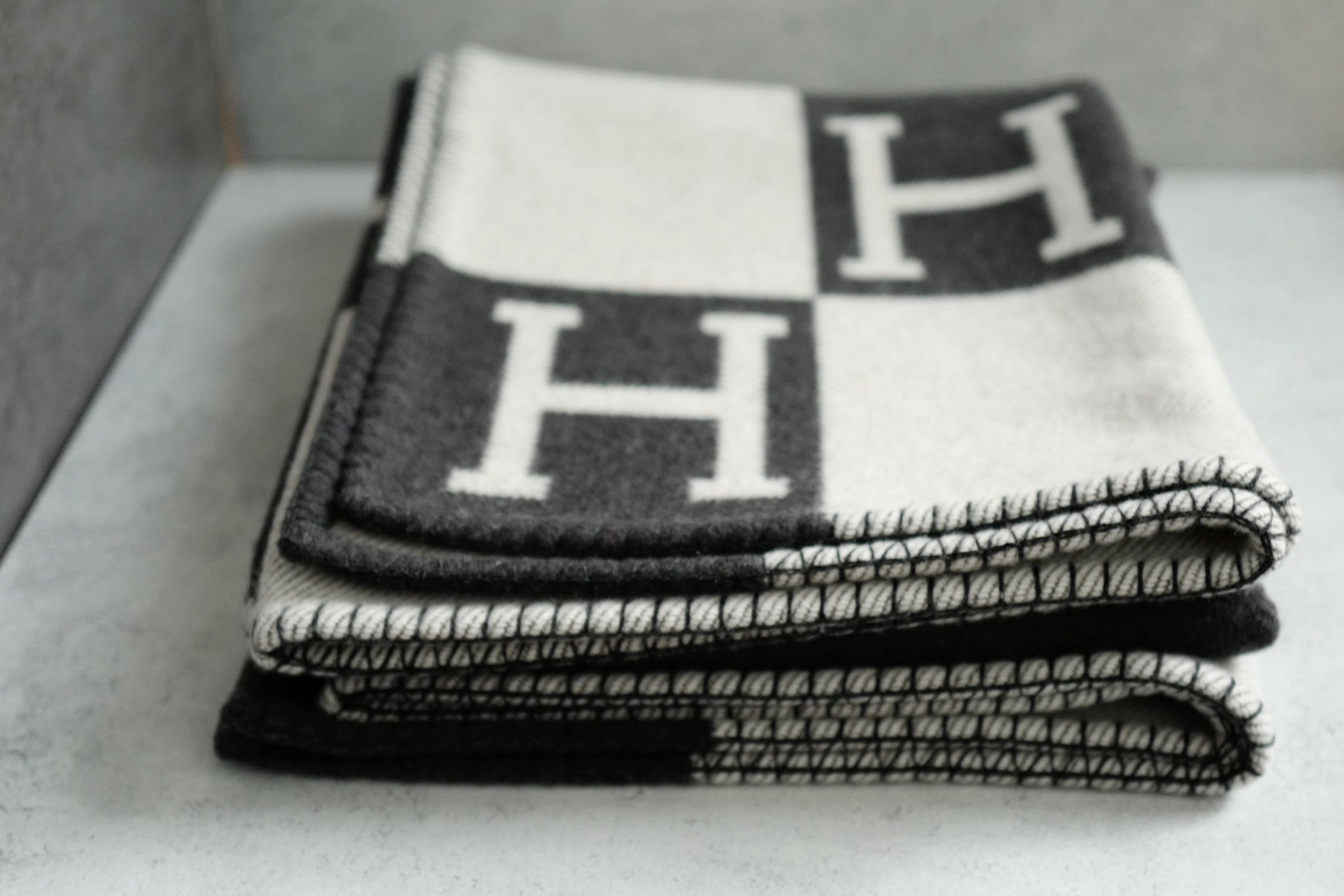 NEW Hermes Avalon Throw Blanket Ecru Gris Foncé Jacquard Merino Wool Cashmere
