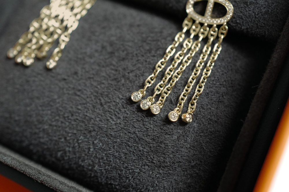 BNIB Hermes Calypso dangling earrings dia yg 18K Sans