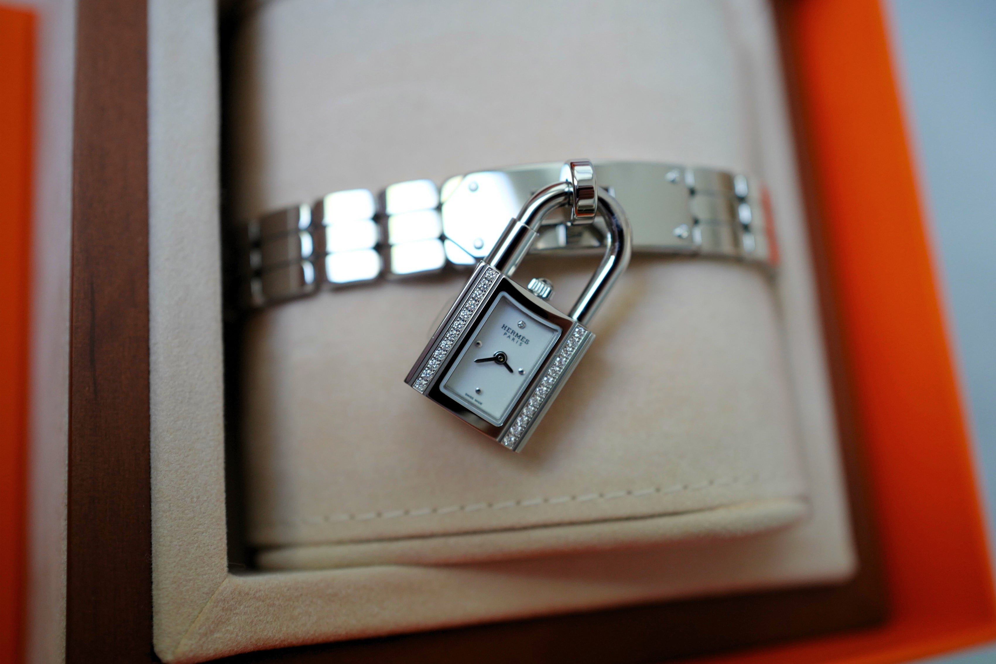 BNIB Hermès Mini Kelly Watch 16mm Sans Coloris with Diamonds