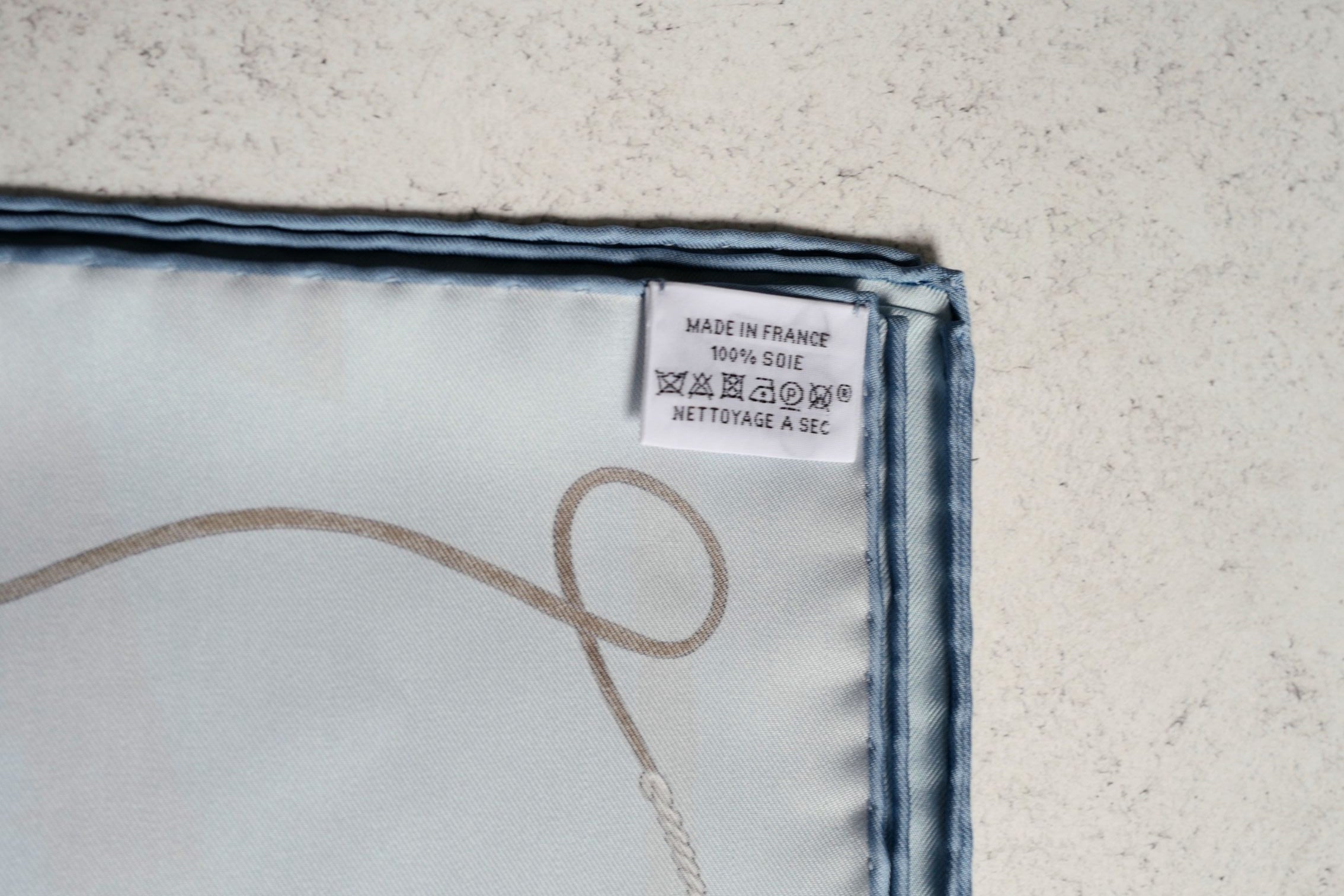 Hermès Grand Galop Scarf 90 Bleu Ciel / Gris / Cuir 100% Silk