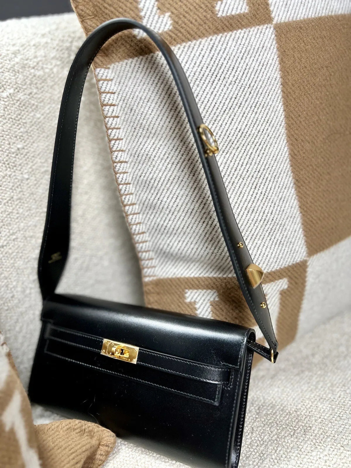 BNIB Hermes Sac Kelly To Go Rock Veau Box in Noir Black Gold HW Runway Limited