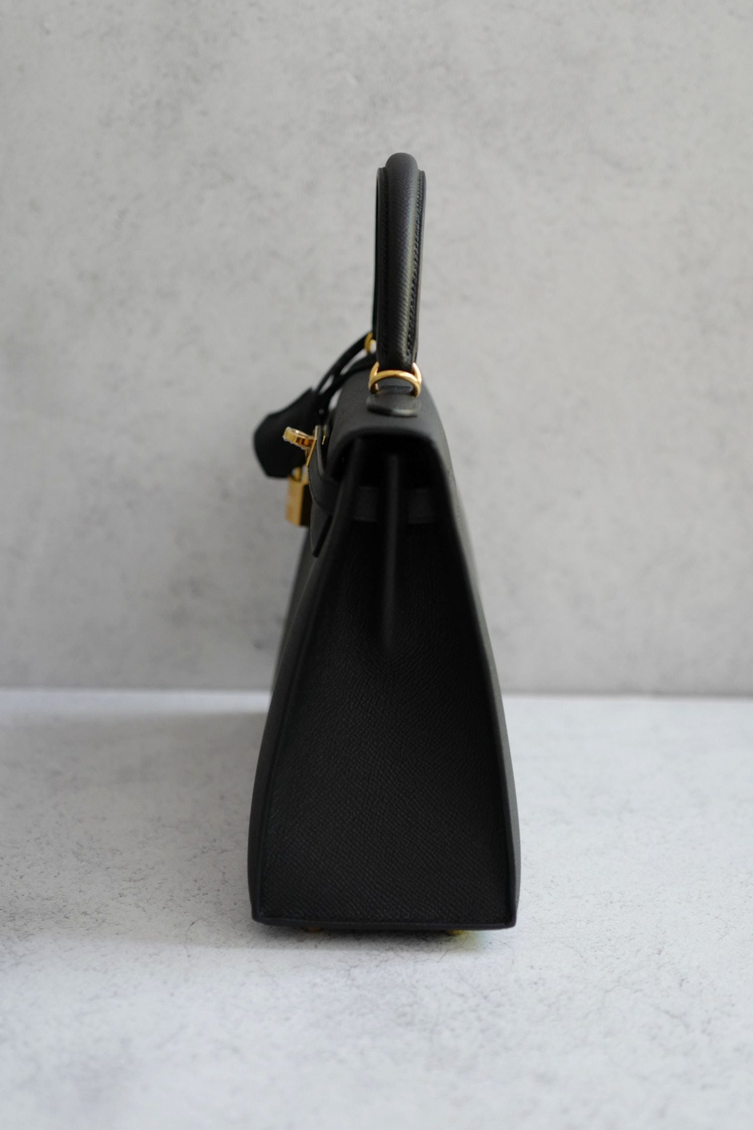 Hermès Kelly 25 Black Epsom Sellier Gold Hardware G Stamp 2026