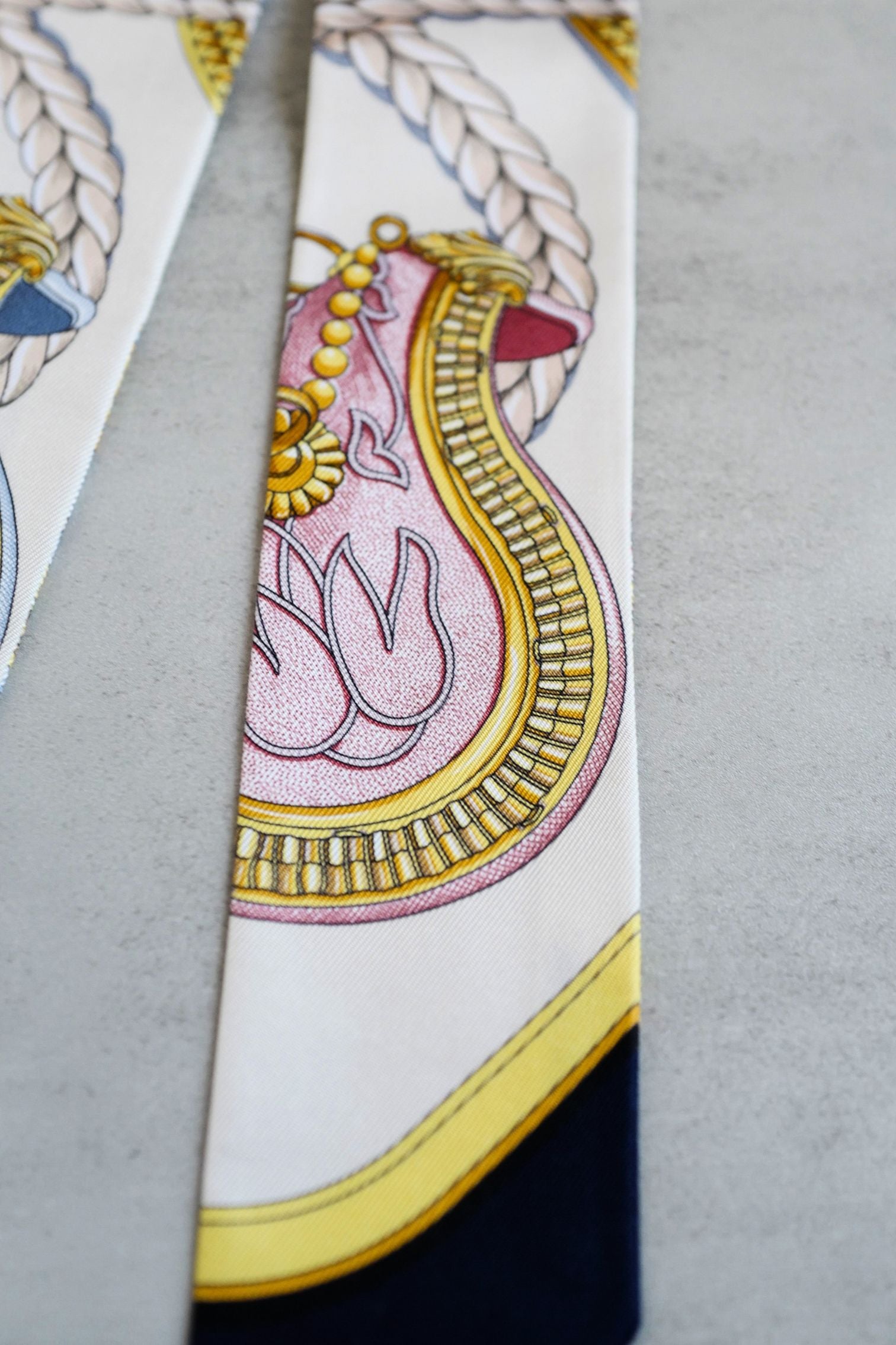 Hermès Twilly Grand Apparat Scarf Ivoire Marine Rose 100% Silk Twill