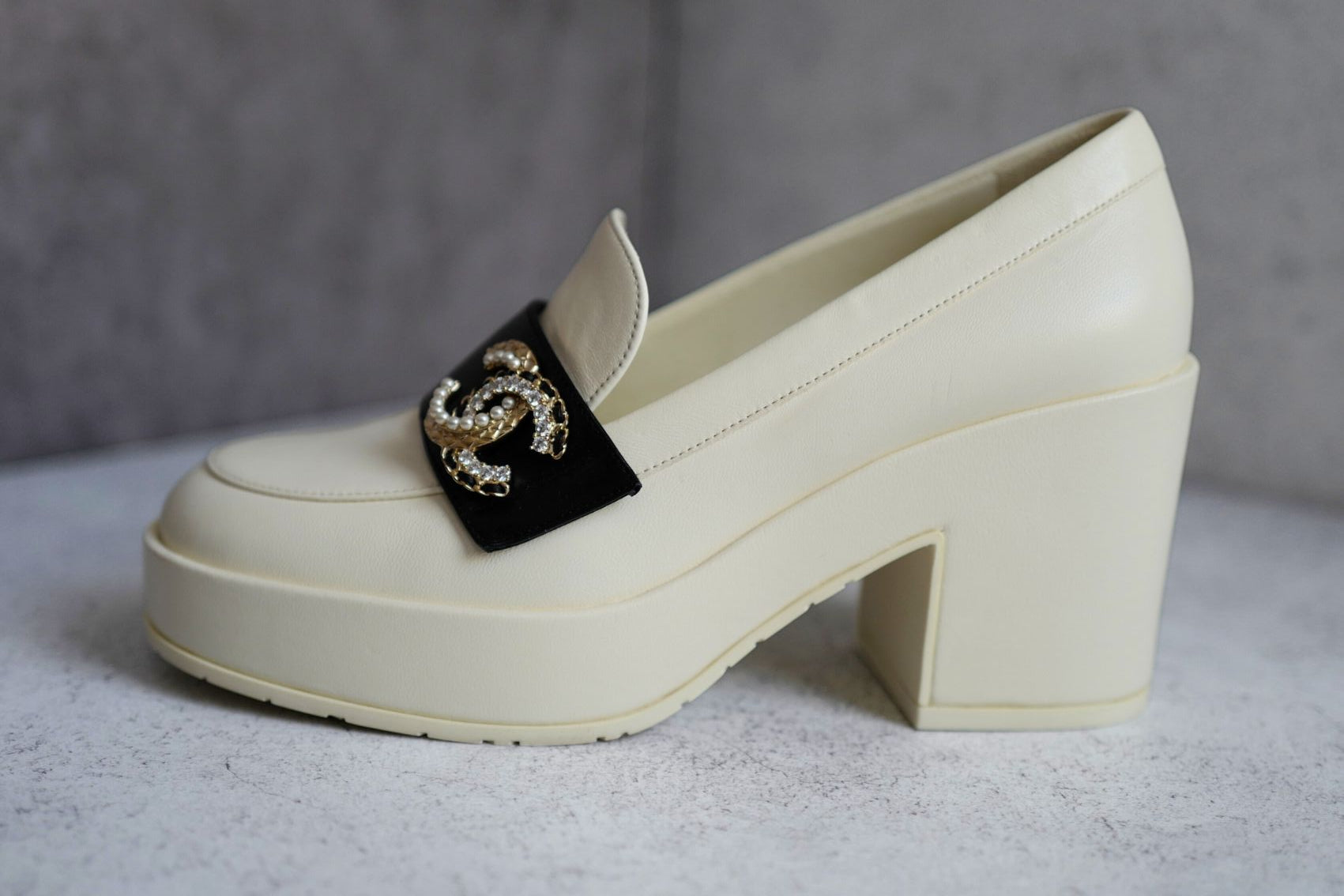 BNIB CHANEL 23C Ivory/Black Crystal CC Logo Moccasin Loafers 37.5