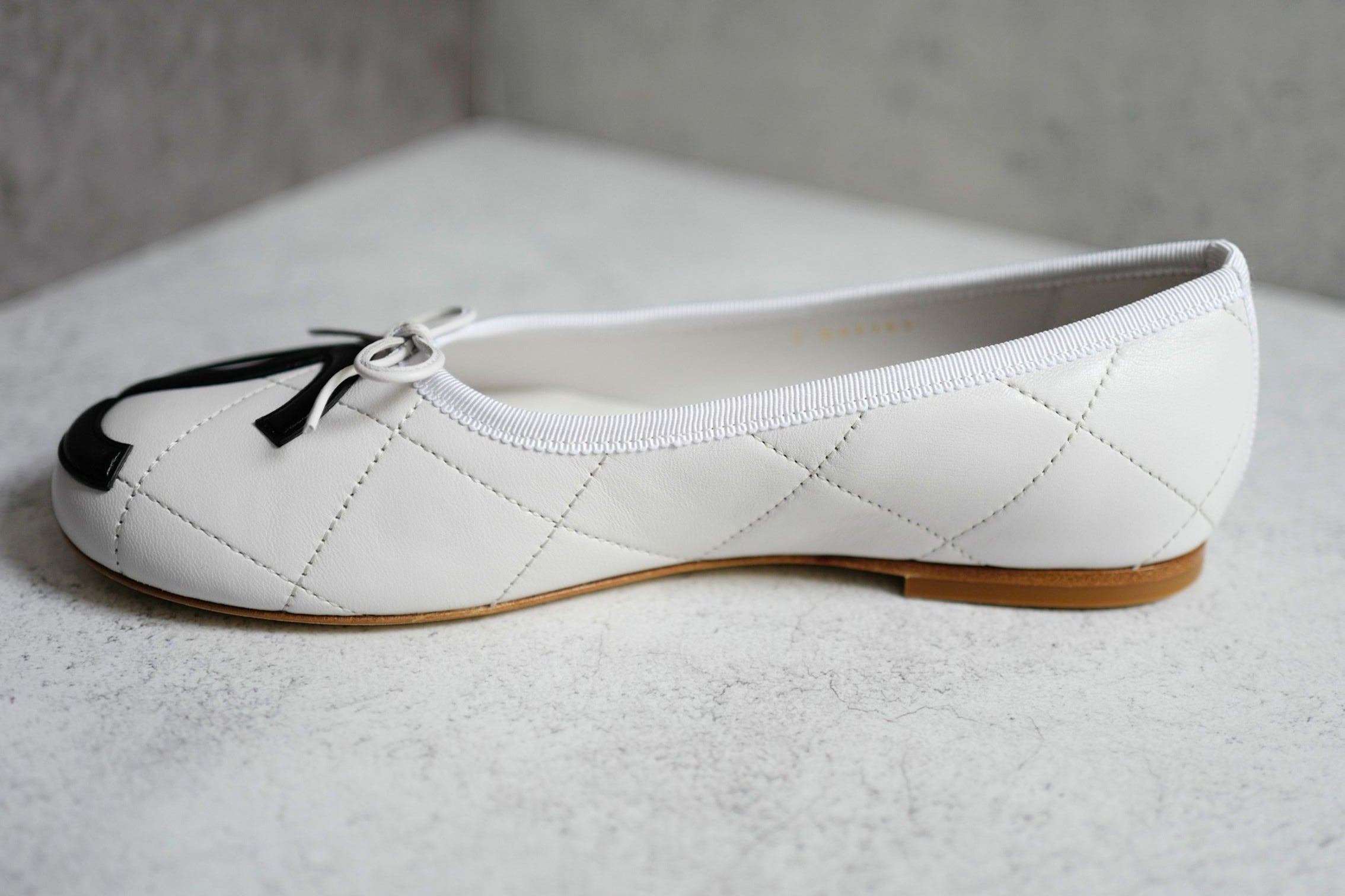 Chanel 26M Coco Beach Ballet Flats White Black Lambskin Size 39