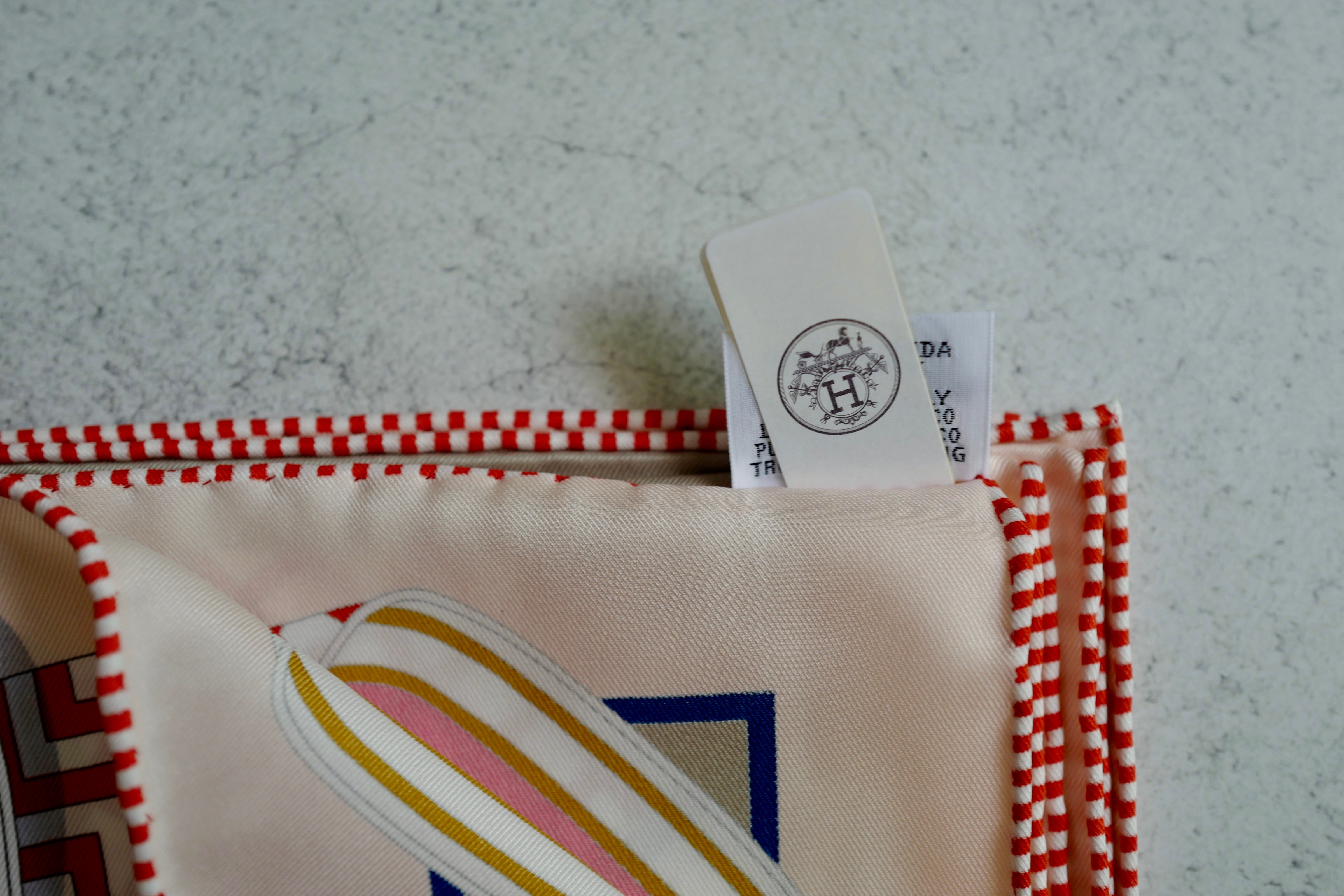 BNIB HERMÈS Bouquets Sellier scarf 70 in Rose/Blanc /Multicolore
