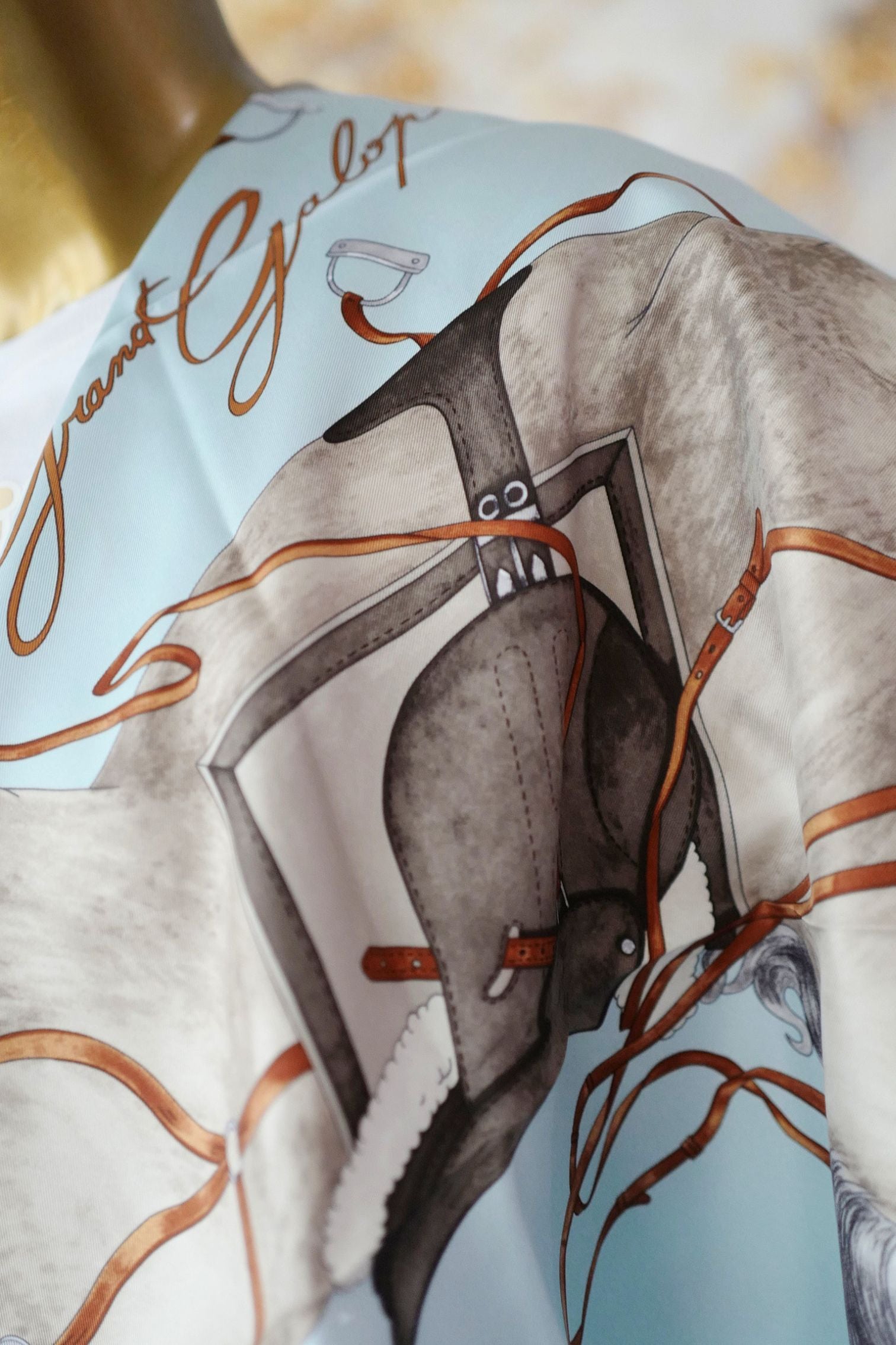 Hermès Grand Galop Scarf 90 Bleu Ciel / Gris / Cuir 100% Silk
