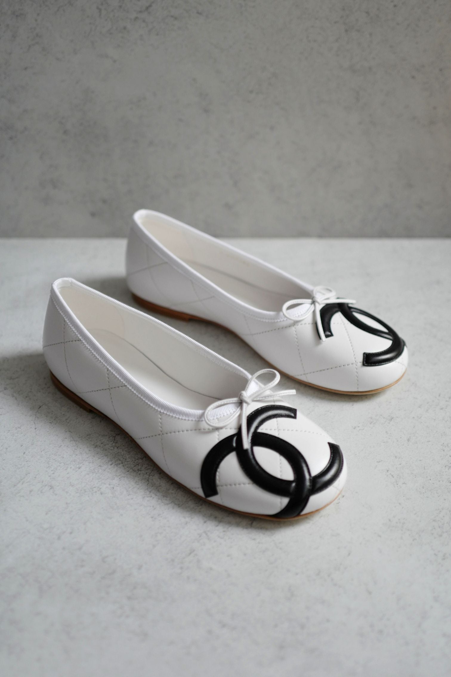 Chanel 26M Coco Beach Ballet Flats White Black Lambskin Size 39