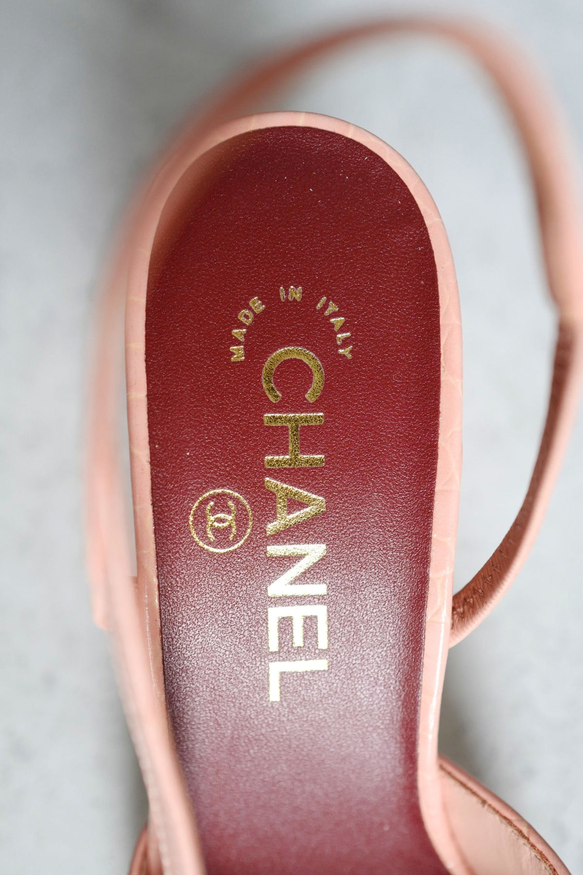 Chanel 26K Slingbacks Heels Rose Clair Croc Embossed Calfskin Size 38