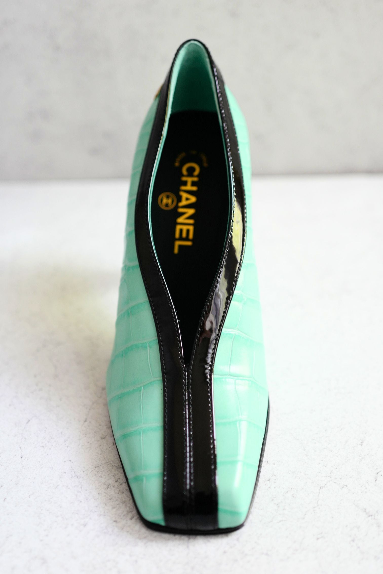 Chanel 26S Pumps Matthieu Blazy's Black/Green Crocodile Embossed Size 38