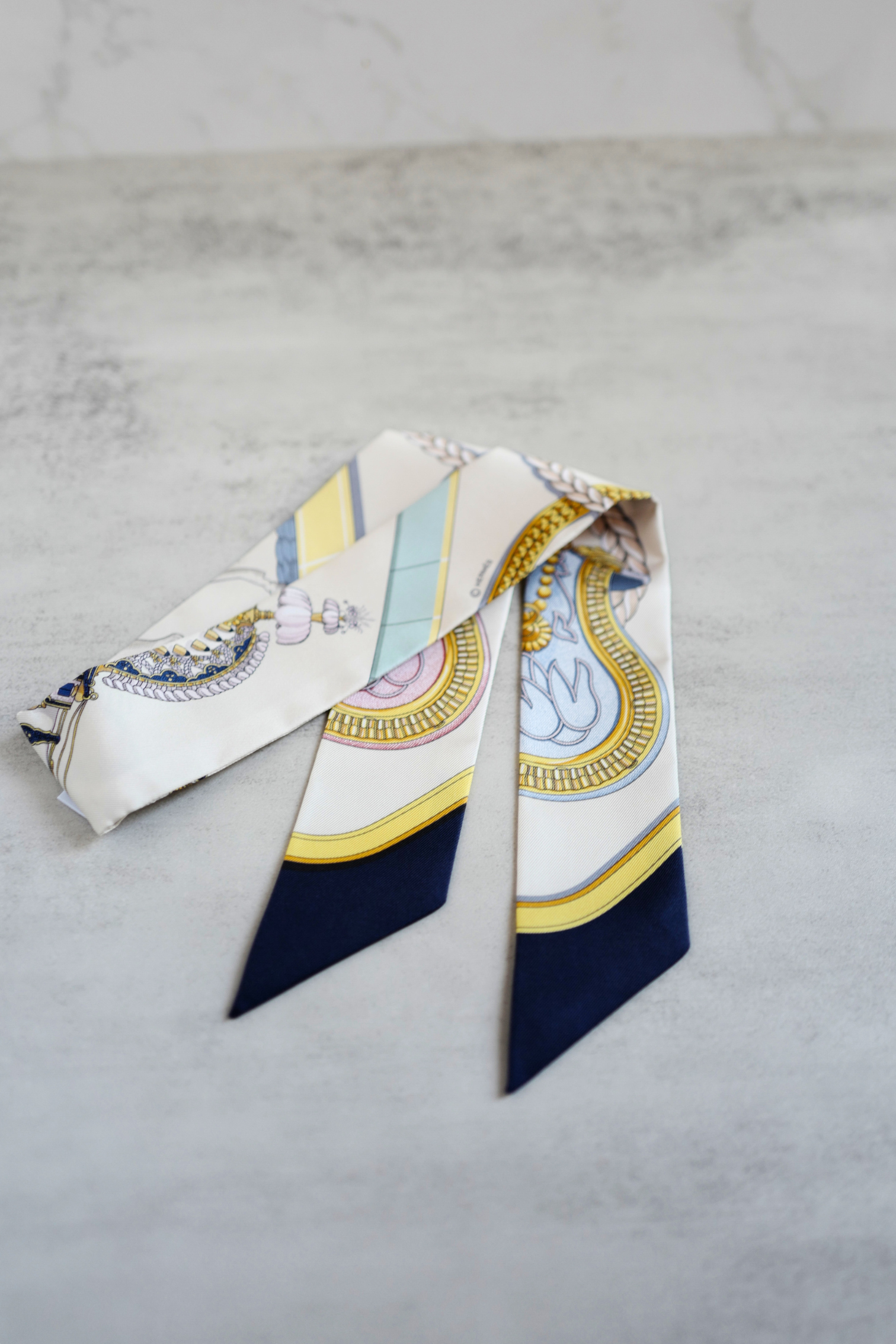 Hermès Twilly Grand Apparat Scarf Ivoire Marine Rose 100% Silk Twill