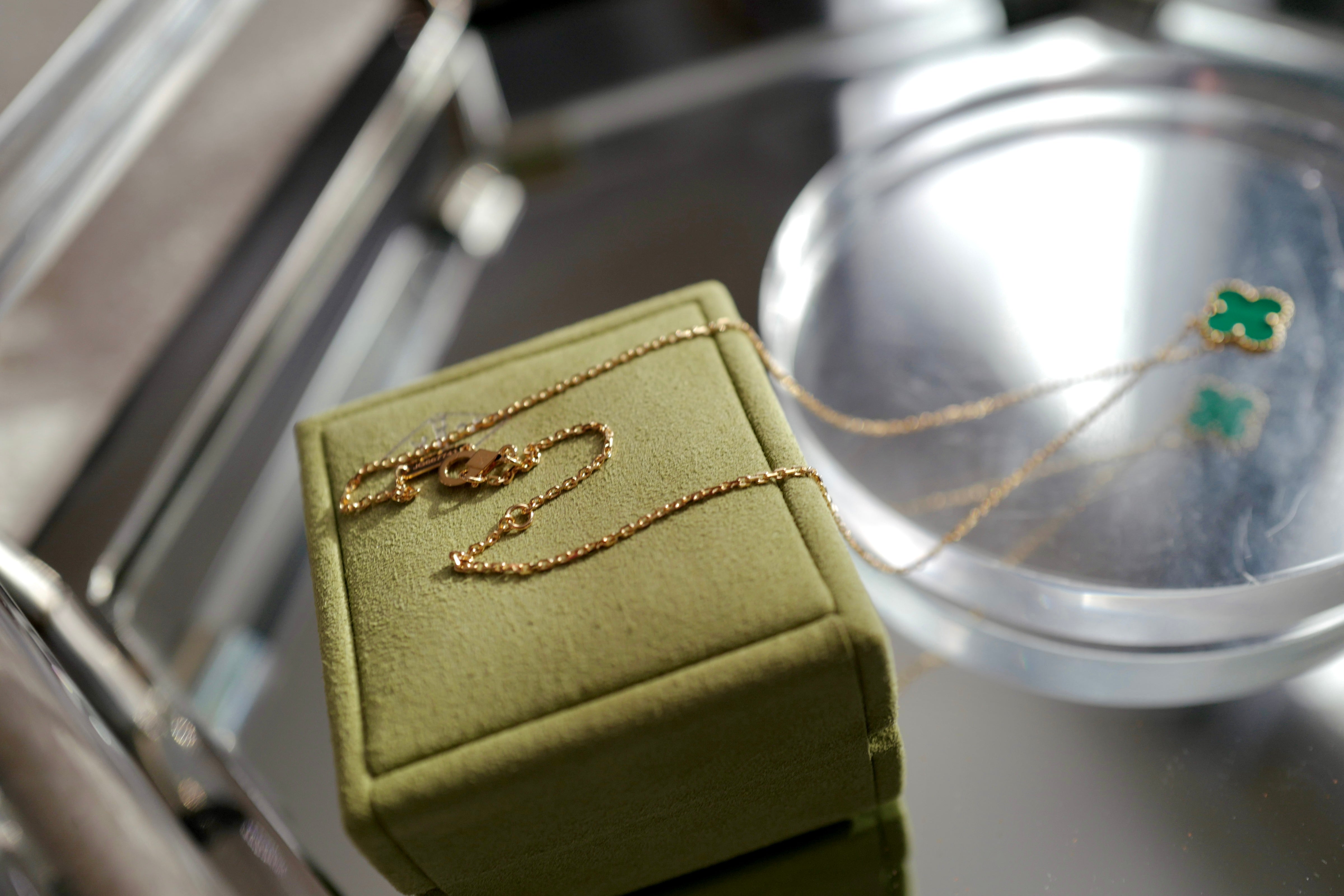 BNIB Van Cleef & Arpels Alhambra Malachite Pendant Necklace in 18K Yellow Gold