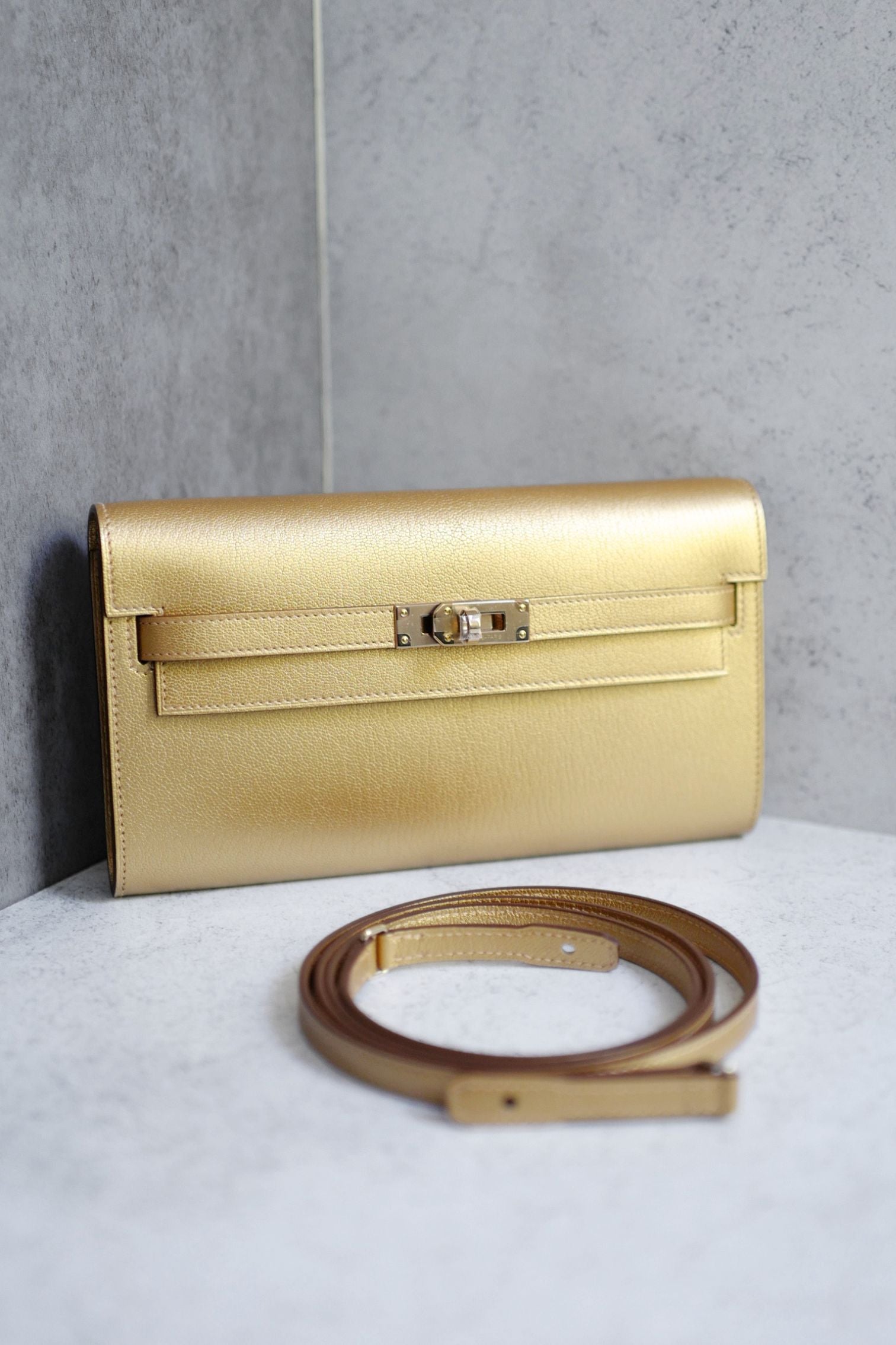 Hermès Kelly Classique To Go Wallet Gold Chamkilight Permabrass Hardware G Stamp
