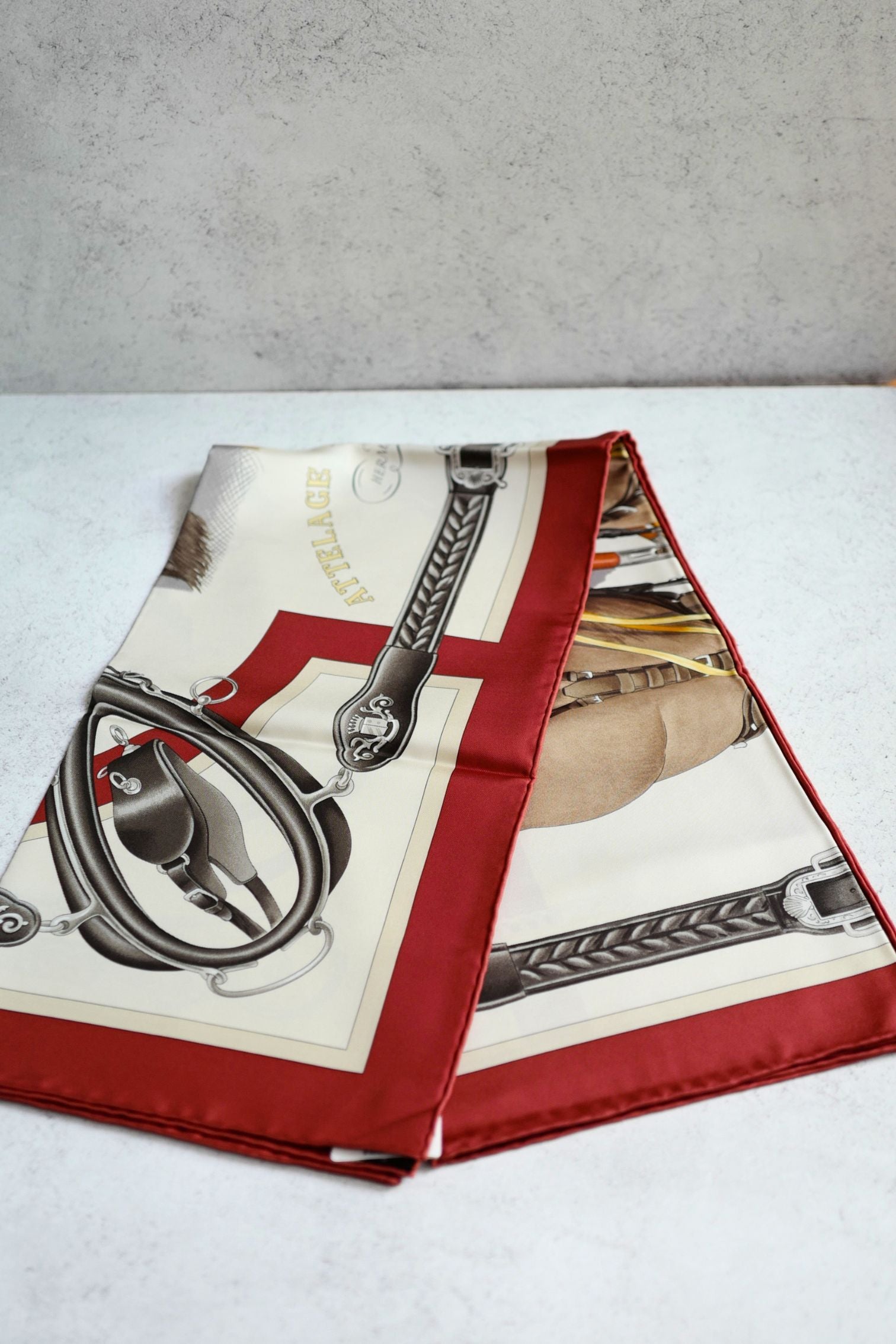 Hermès Scarf Attelage en Arbalete Forever Rouge Cuit/Grège/Alezan 100% Silk 90