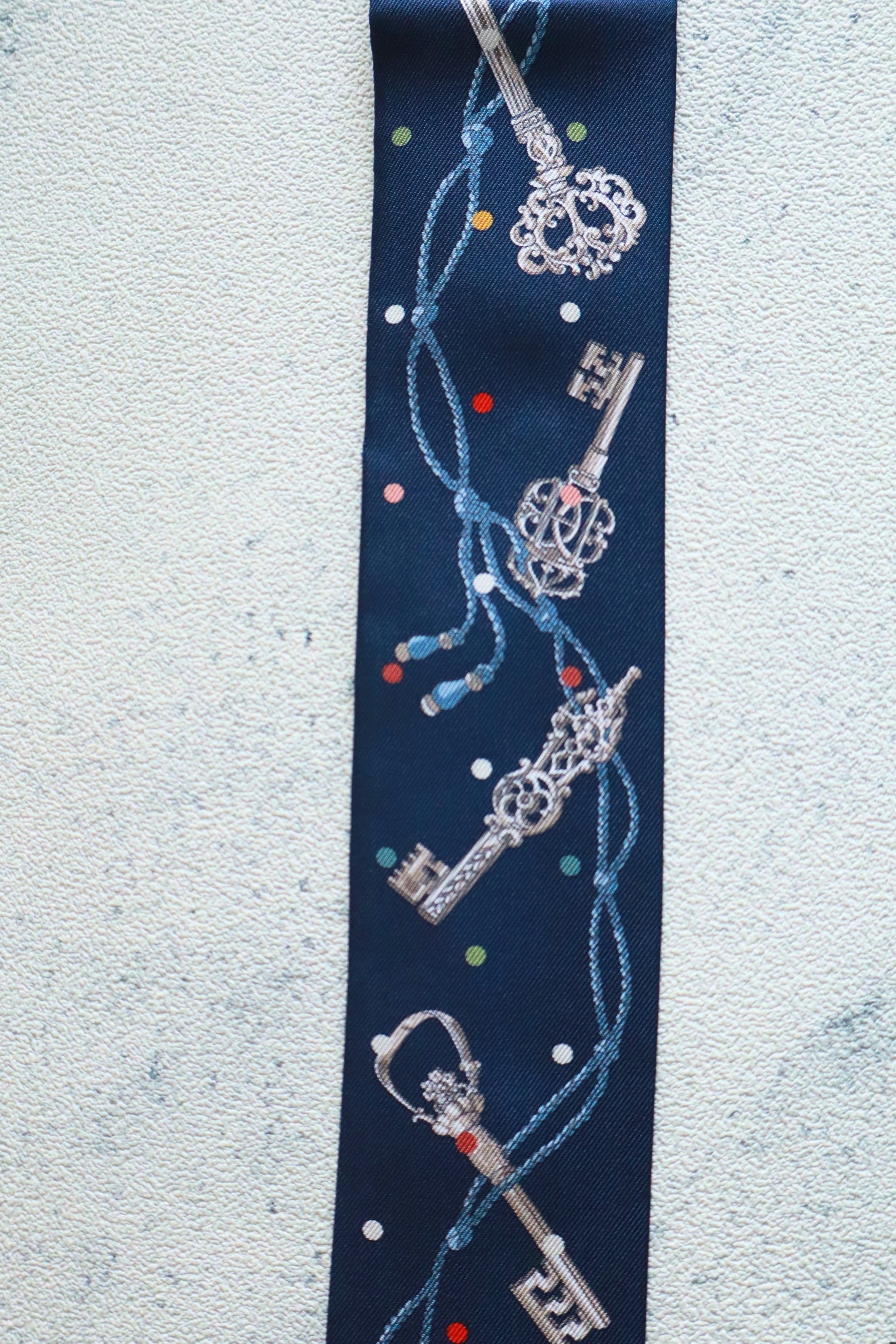 Hermes Twilly Les Cles a Pois Leather Fringes Bleu Marine/Gris Argent/Multicolor