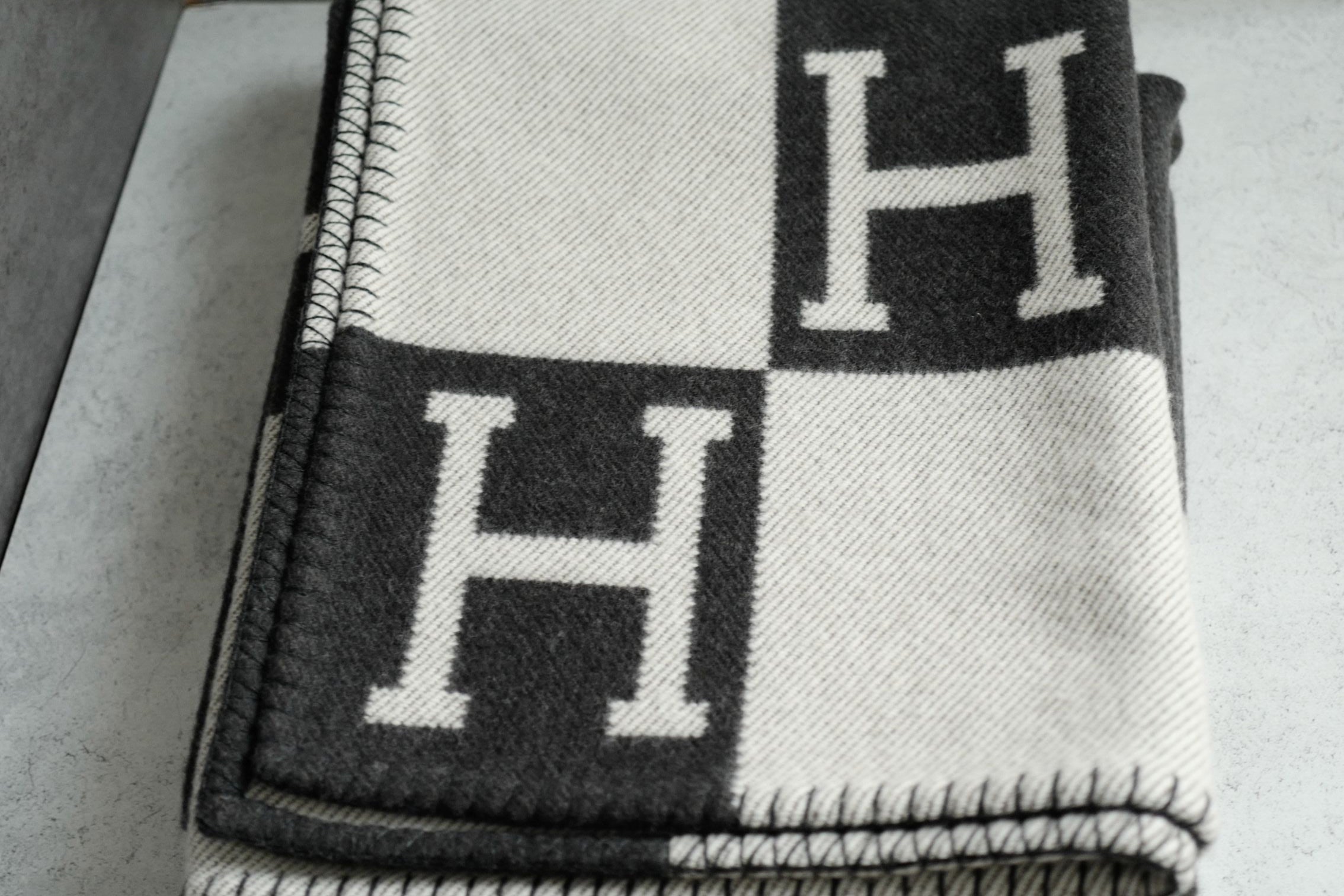 NEW Hermes Avalon Throw Blanket Ecru Gris Foncé Jacquard Merino Wool Cashmere