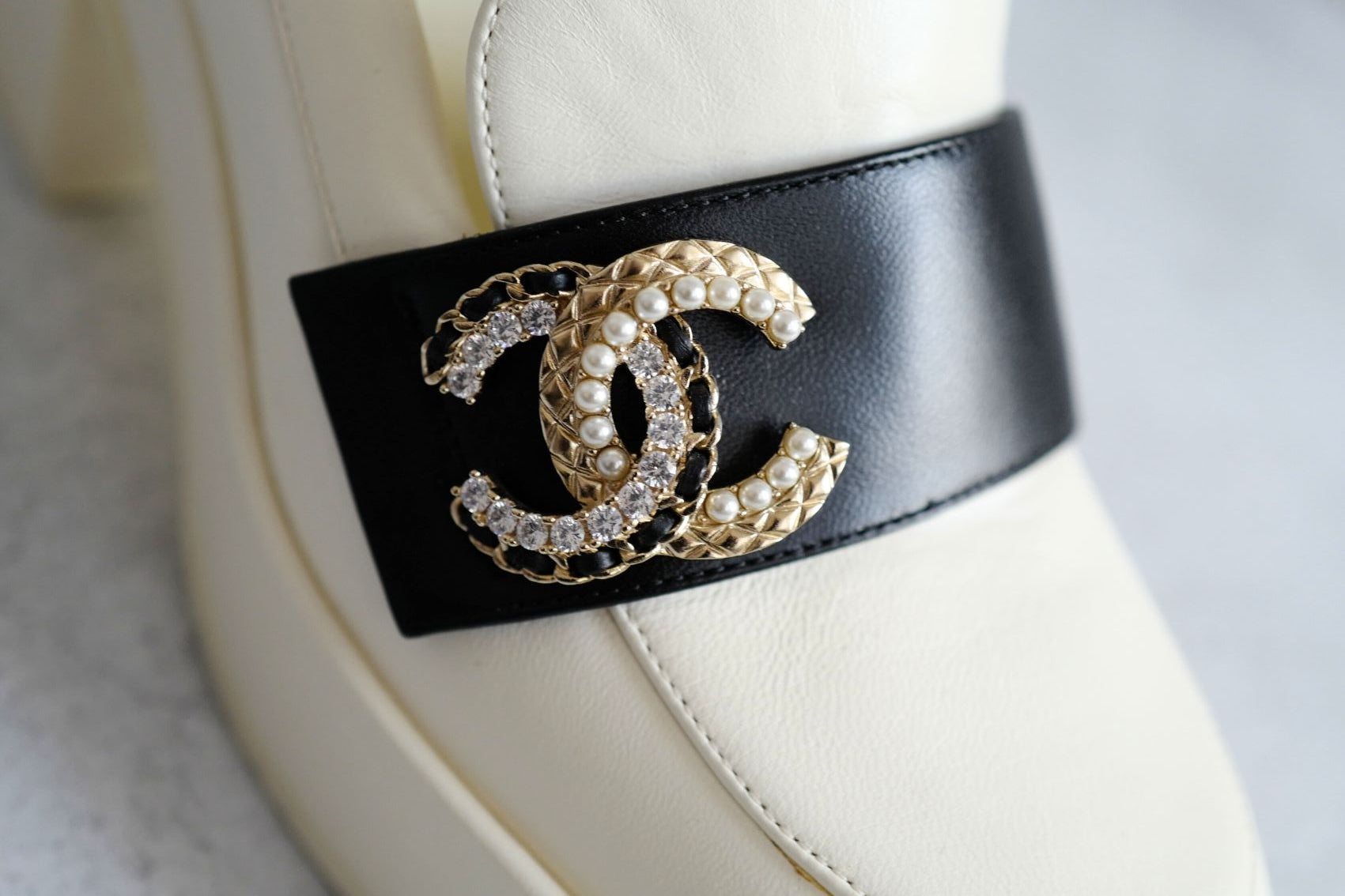 BNIB CHANEL 23C Ivory/Black Crystal CC Logo Moccasin Loafers 37.5
