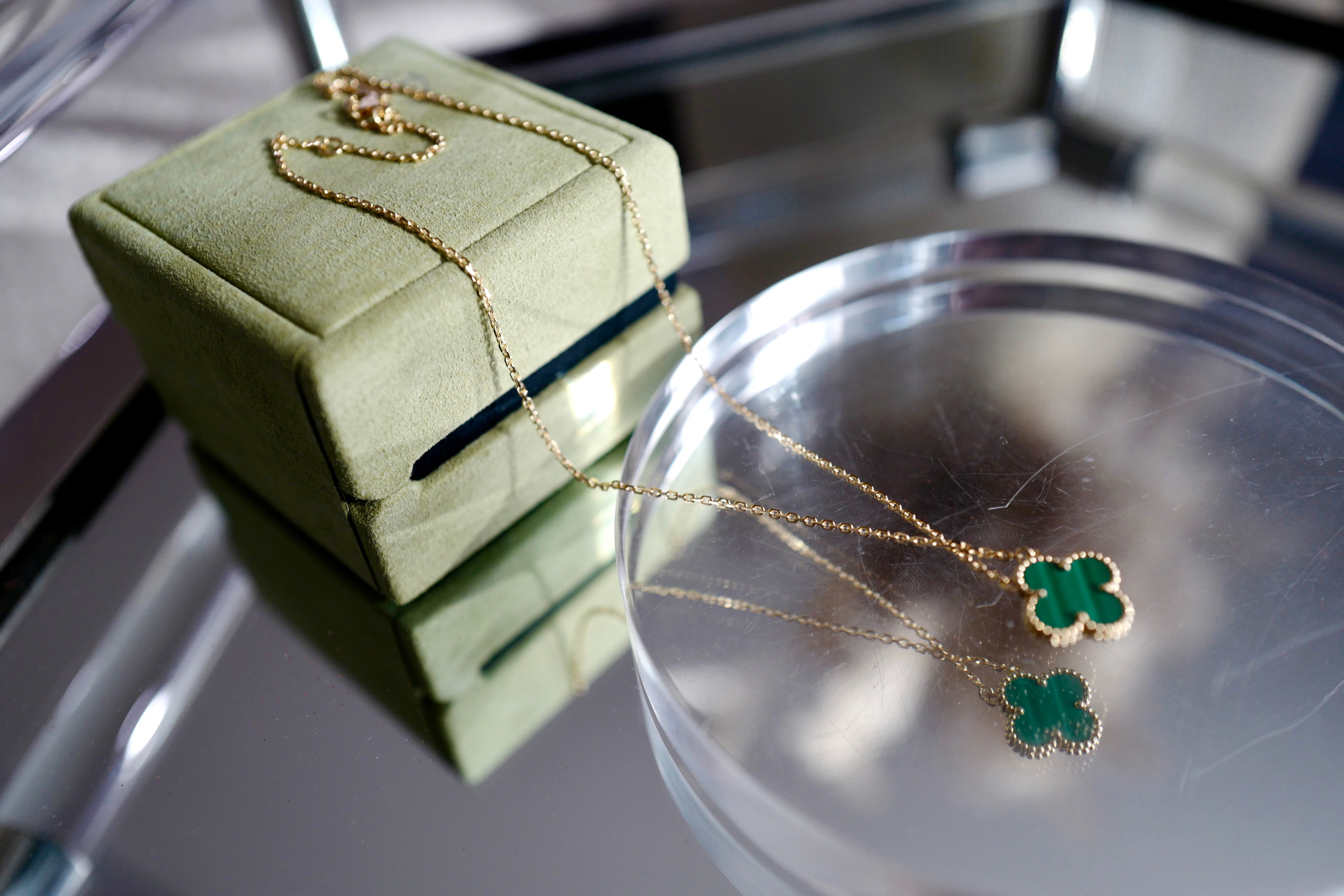 BNIB Van Cleef & Arpels Alhambra Malachite Pendant Necklace in 18K Yellow Gold