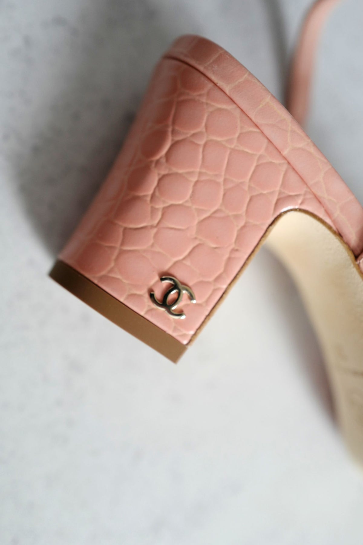 Chanel 26K Slingbacks Heels Rose Clair Croc Embossed Calfskin Size 38
