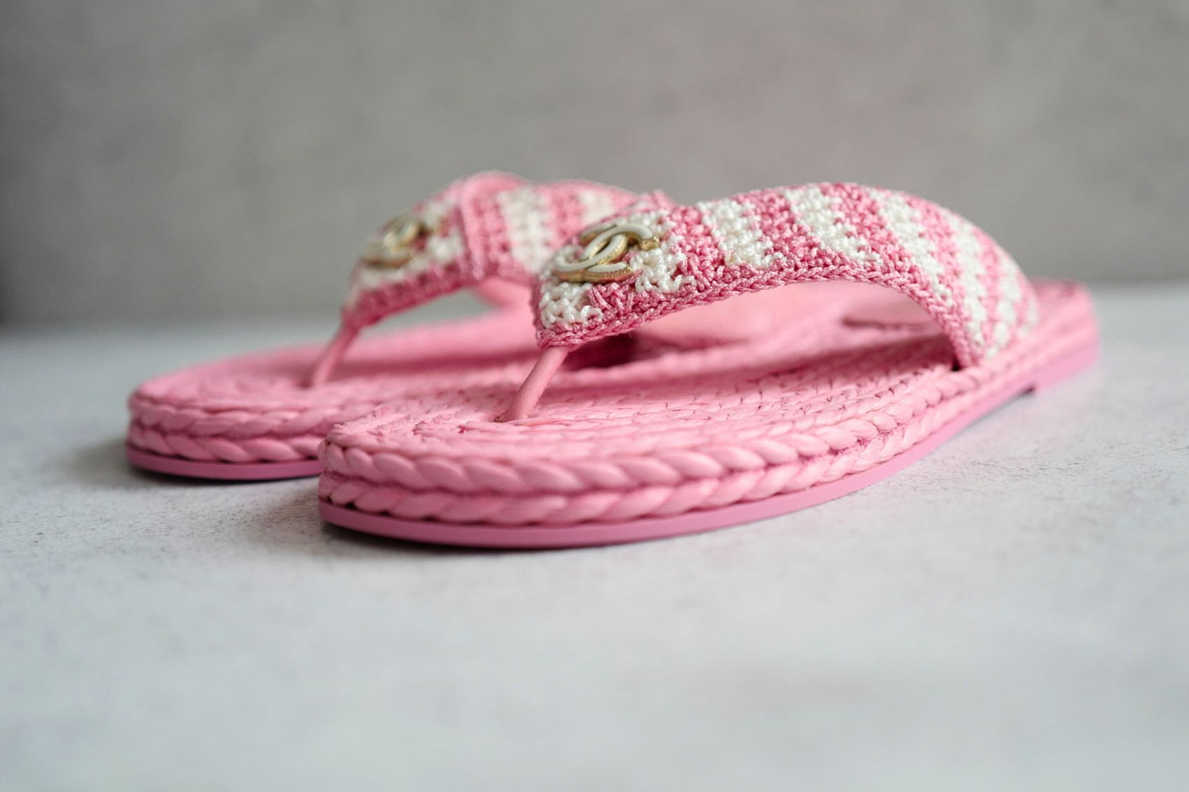 BNIB Chanel 24M Coco Neige beach Collection Pink Crochet Thong Sandal 38 NEW